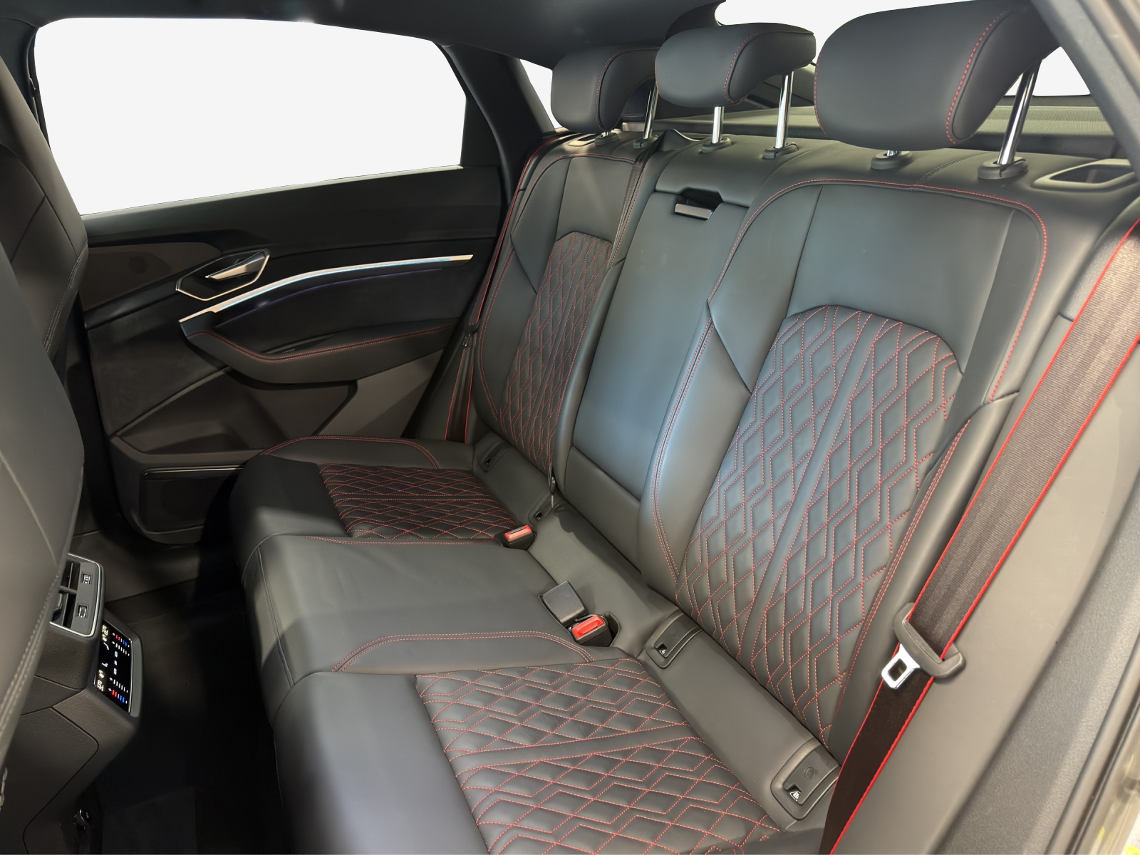 AUDI Q8 Sportback 55 e-tron Black Edition quattro-image-12