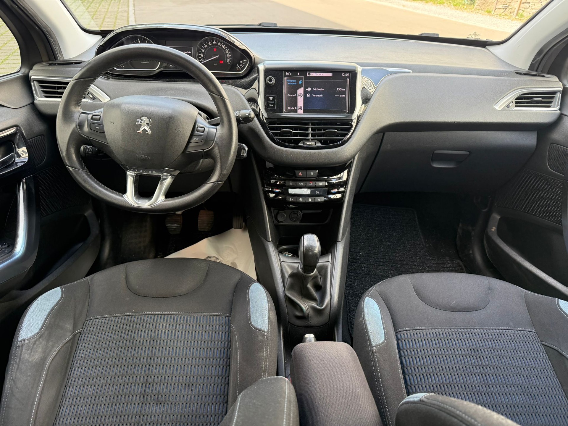 PEUGEOT 208 1.6 VTI Allure-image-6