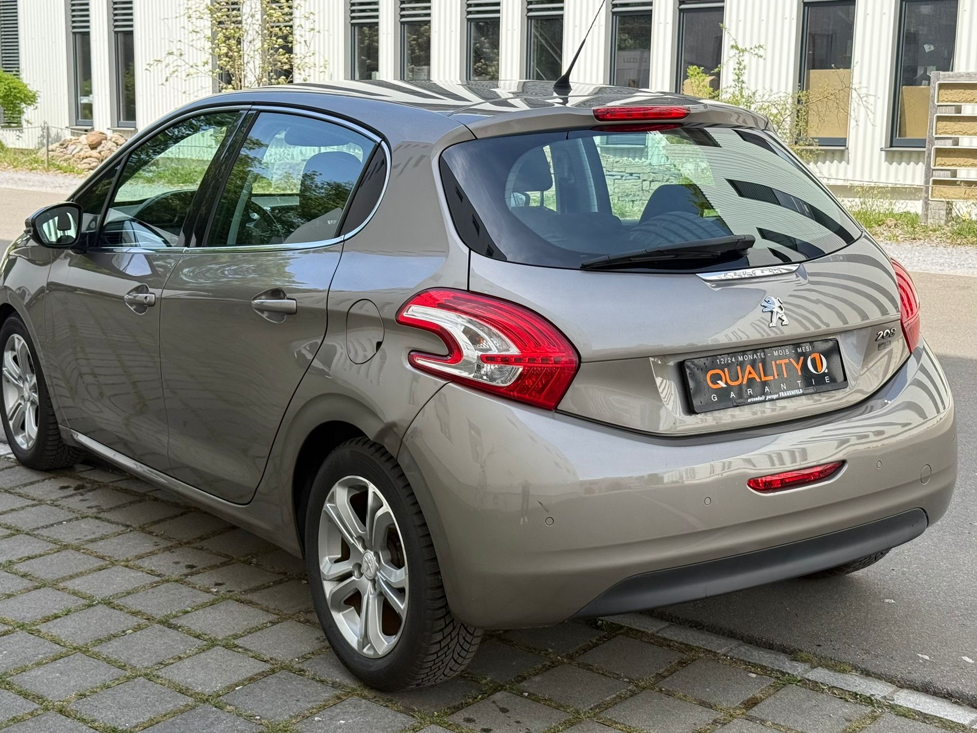 PEUGEOT 208 1.6 VTI Allure-image-4