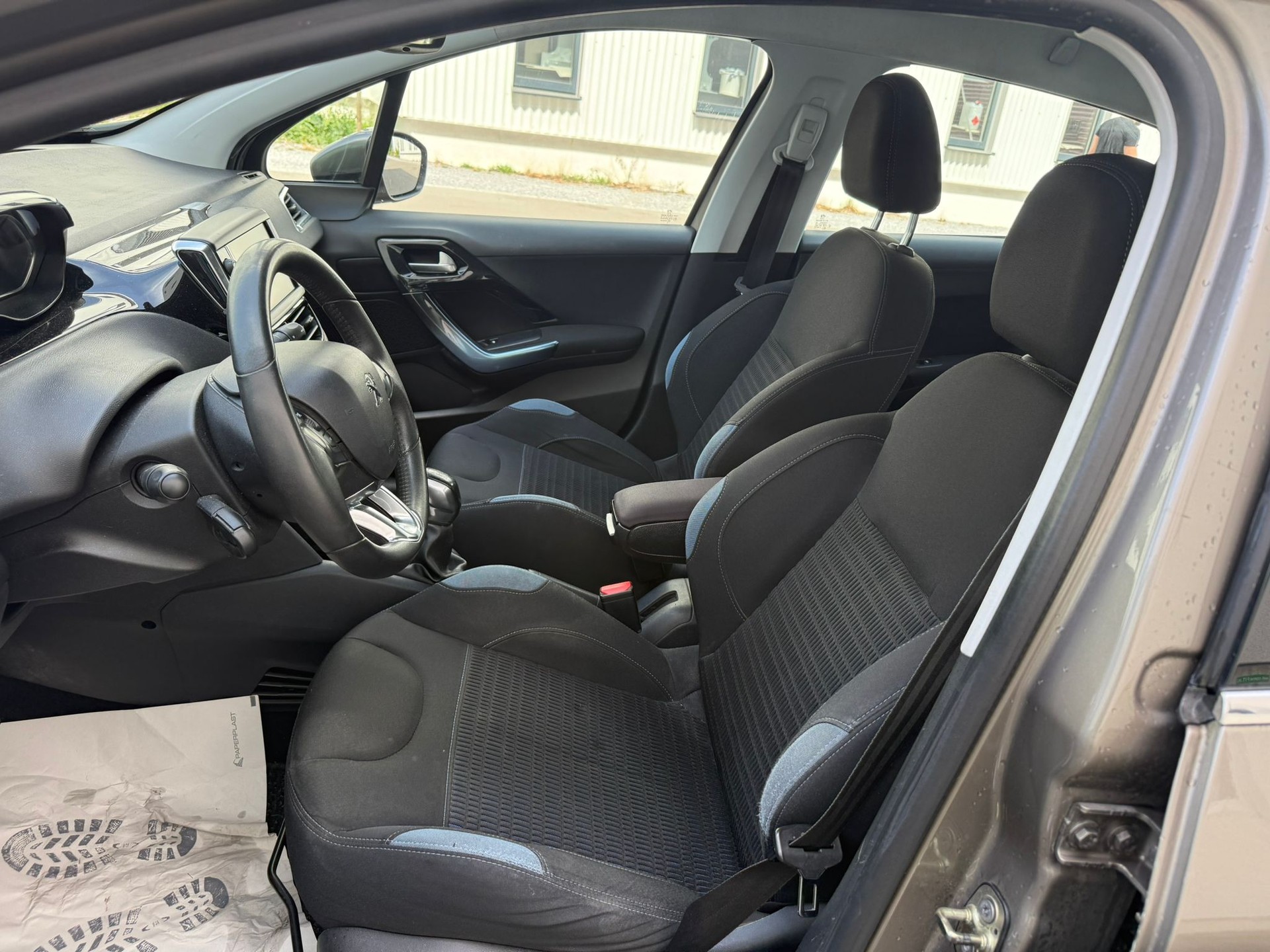 PEUGEOT 208 1.6 VTI Allure-image-5
