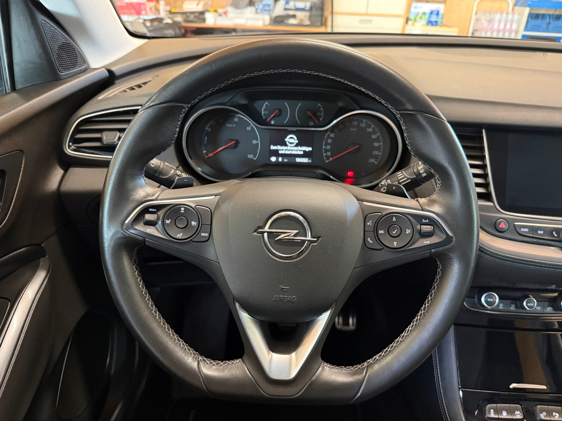 OPEL Grandland X 1.6 Hybrid4 Ultimate Automatik-image-9