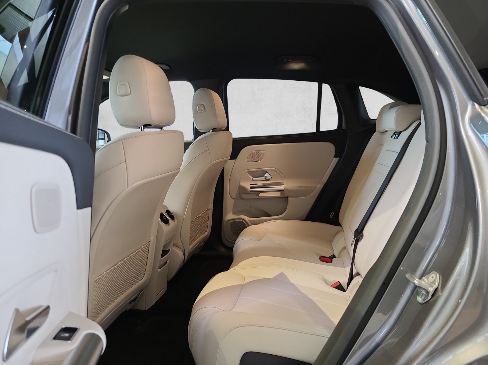 MERCEDES-BENZ EQA 300 4Matic-image-10