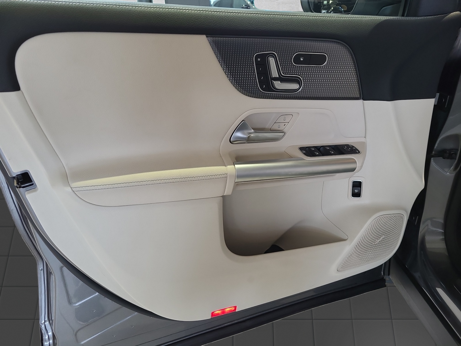 MERCEDES-BENZ EQA 300 4Matic-image-8