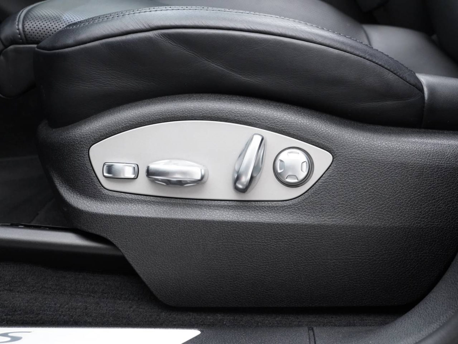 PORSCHE Macan S-image-23