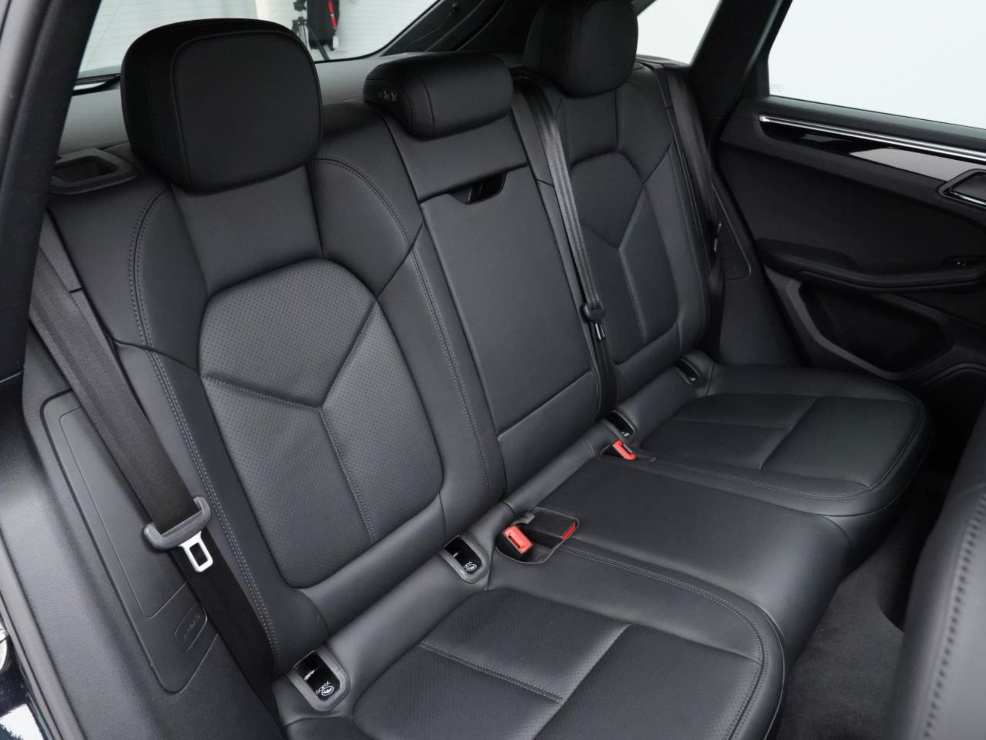 PORSCHE Macan S-image-31