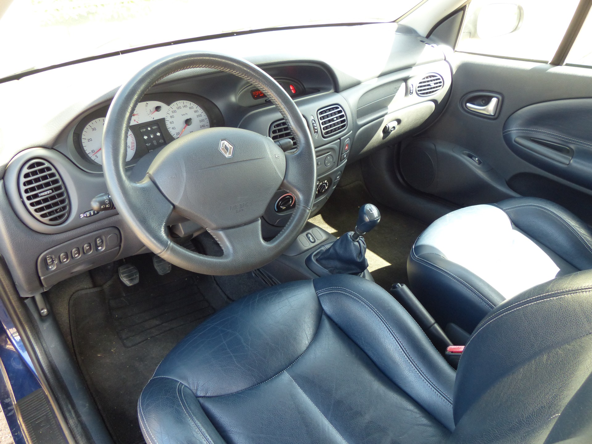 RENAULT Mégane 2.0 16V IDE Privilège-image-16
