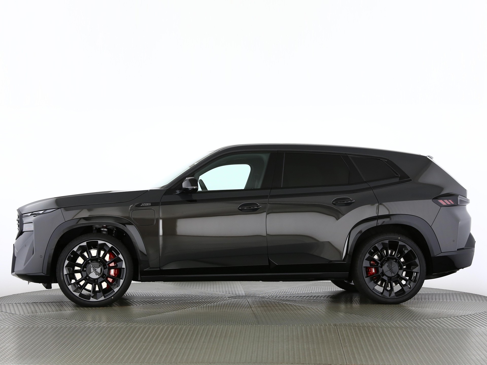 BMW XM 50e Plug-in Hybrid-image-2