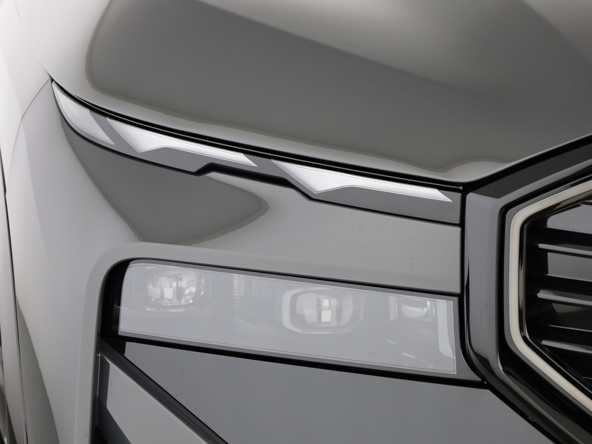 BMW XM 50e Plug-in Hybrid-image-5