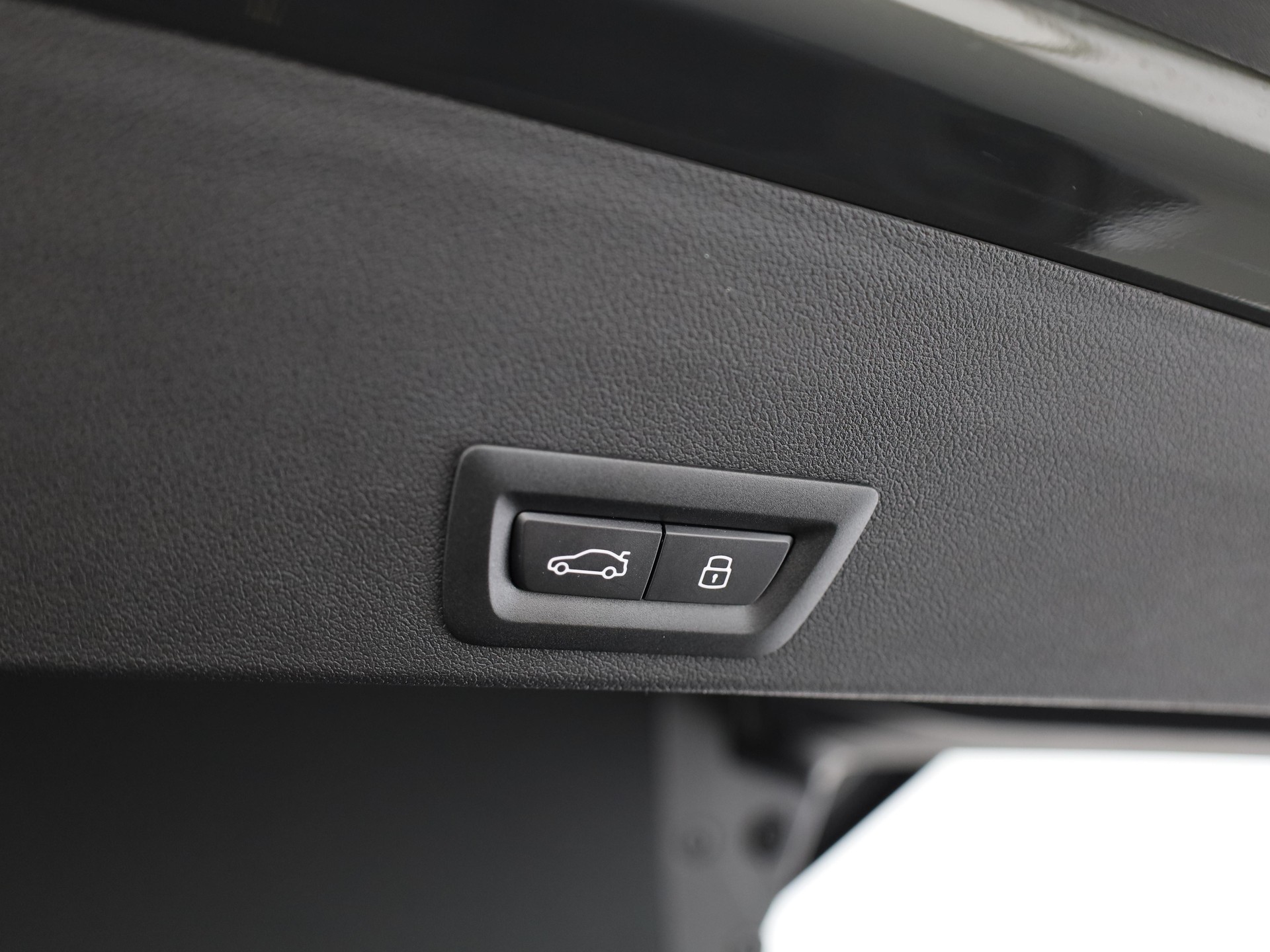 BMW XM 50e Plug-in Hybrid-image-8