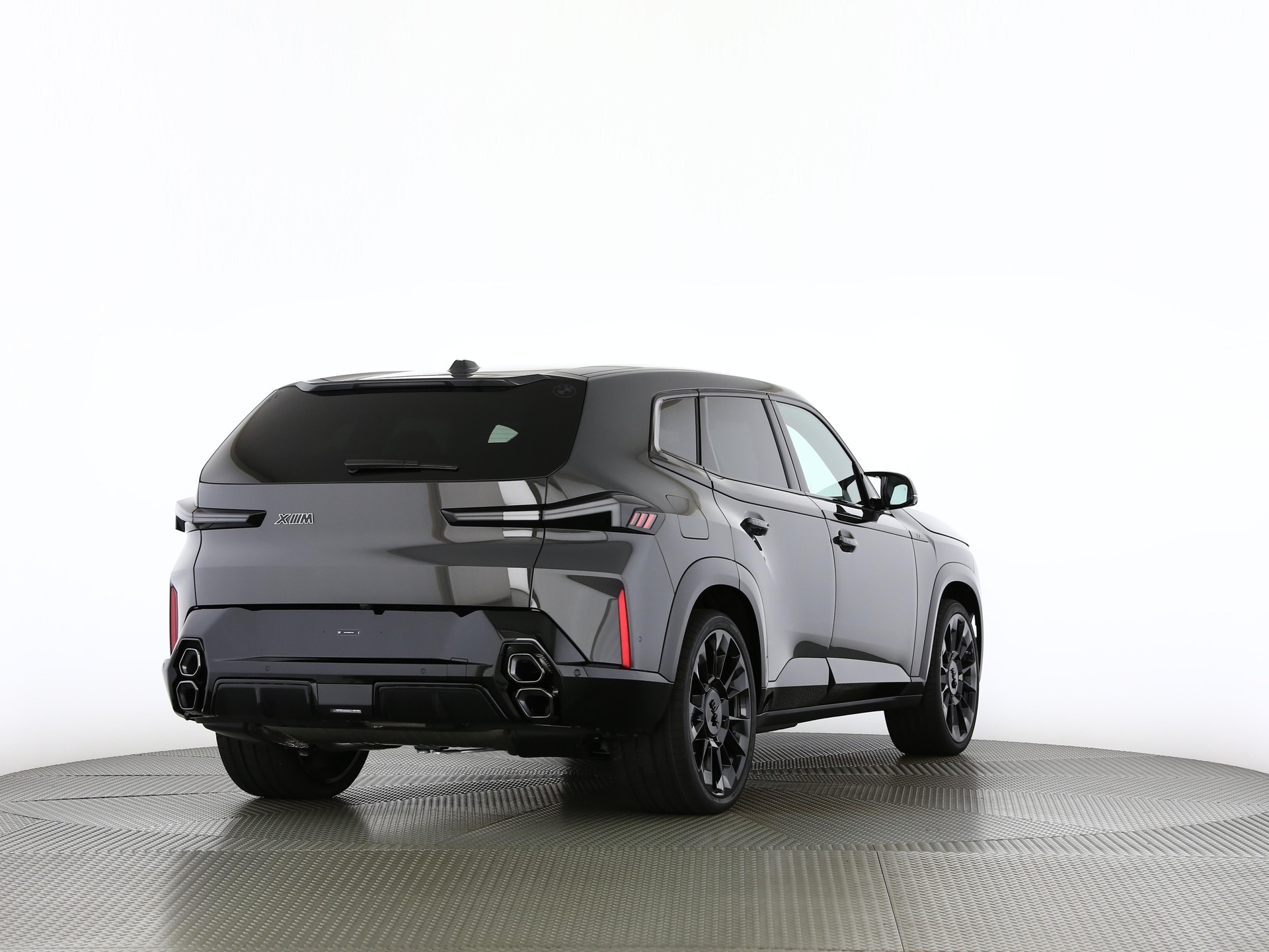 BMW XM 50e Plug-in Hybrid-image-1