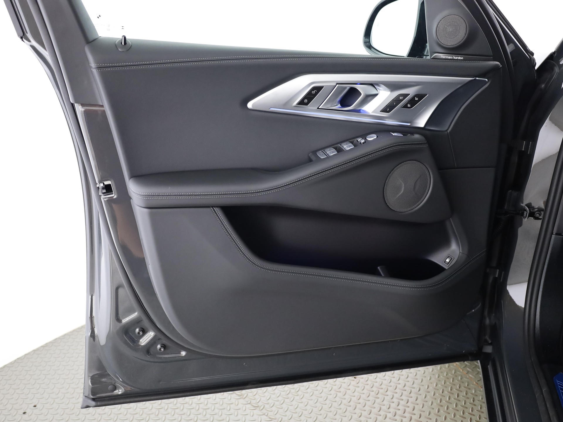 BMW XM 50e Plug-in Hybrid-image-9