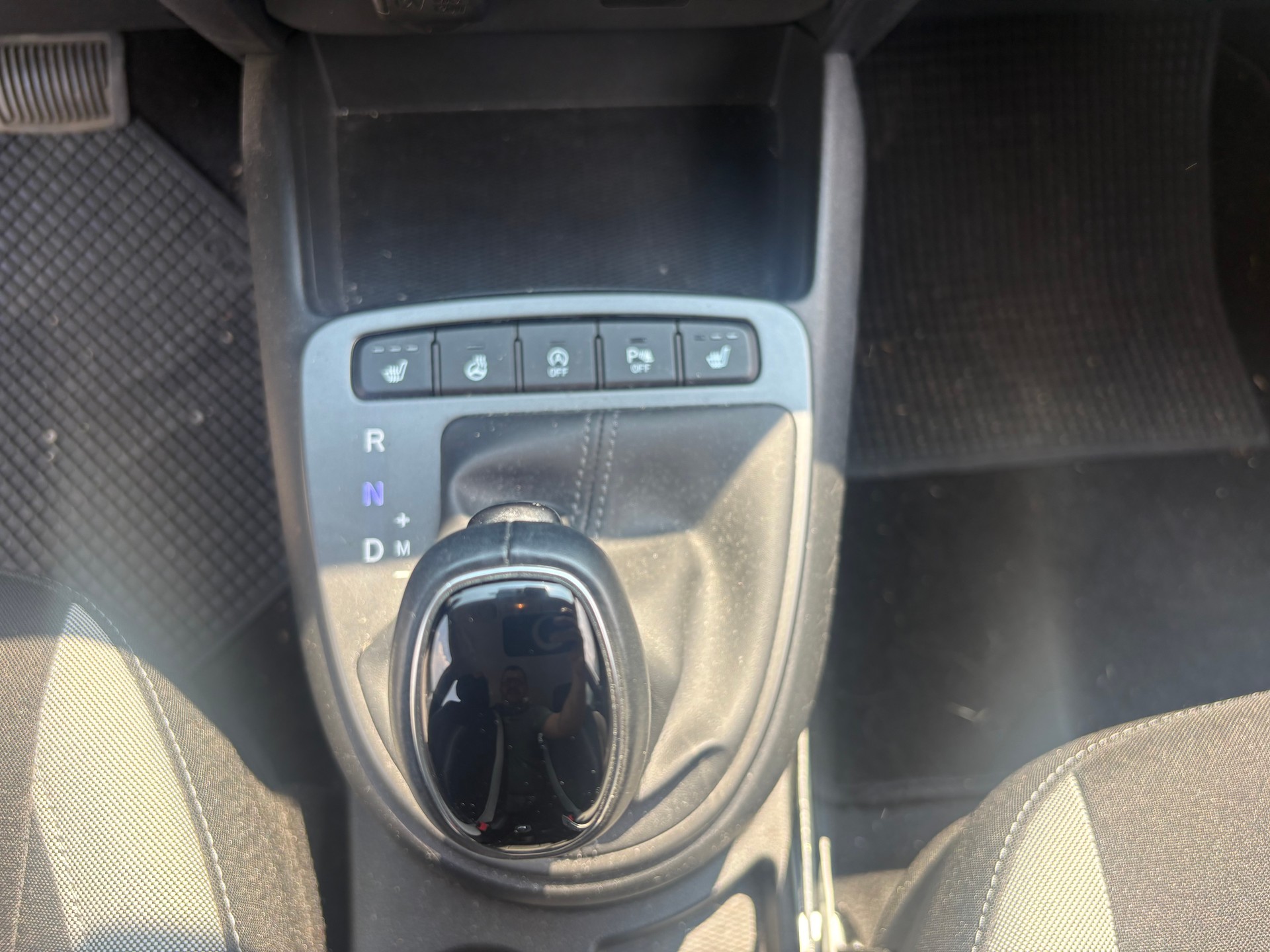 HYUNDAI i10 1.2 Amplia Automat-image-8