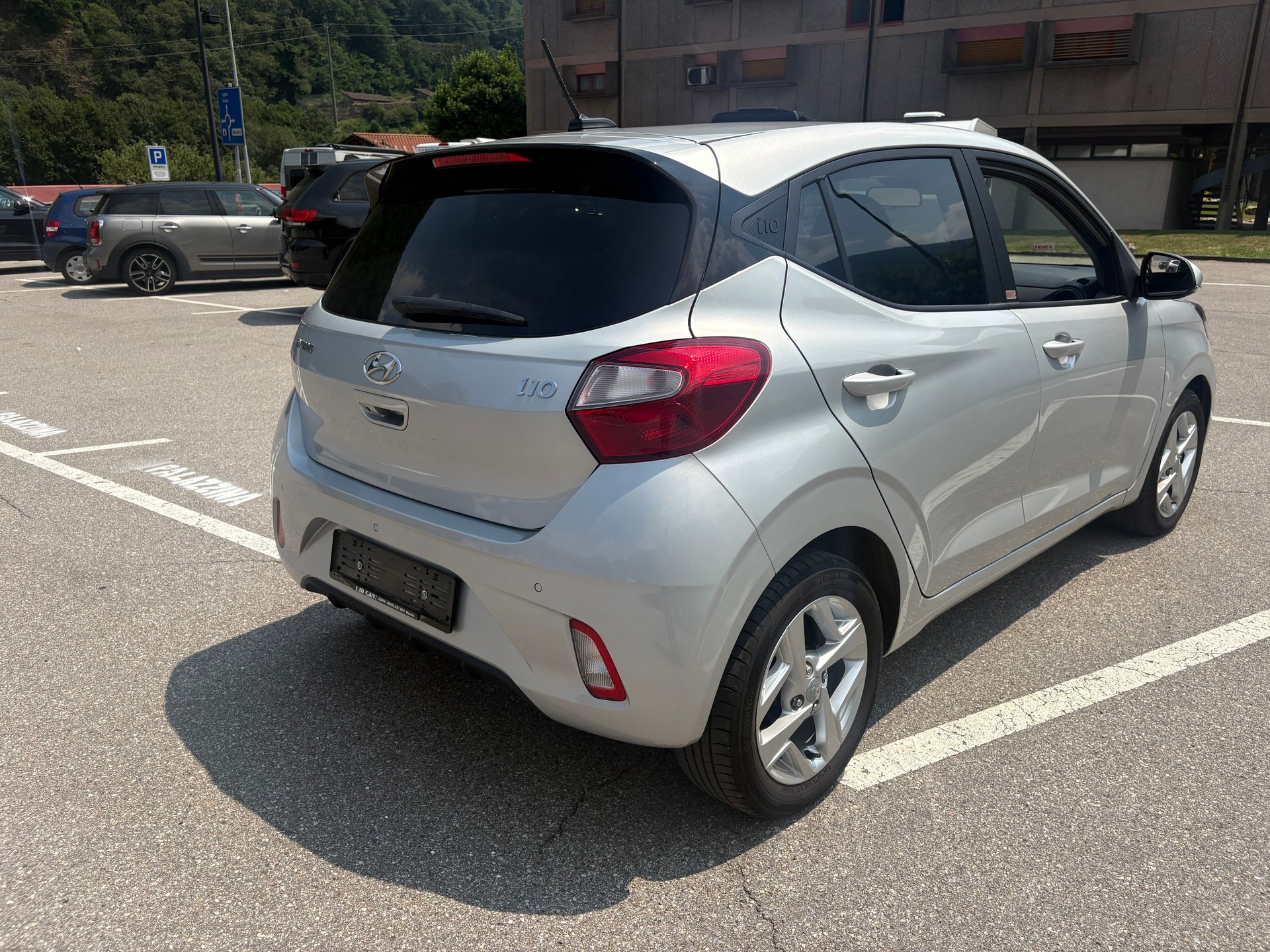 HYUNDAI i10 1.2 Amplia Automat-image-5
