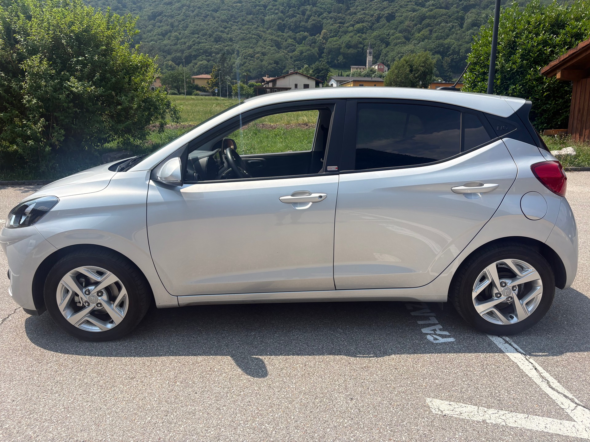 HYUNDAI i10 1.2 Amplia Automat-image-2