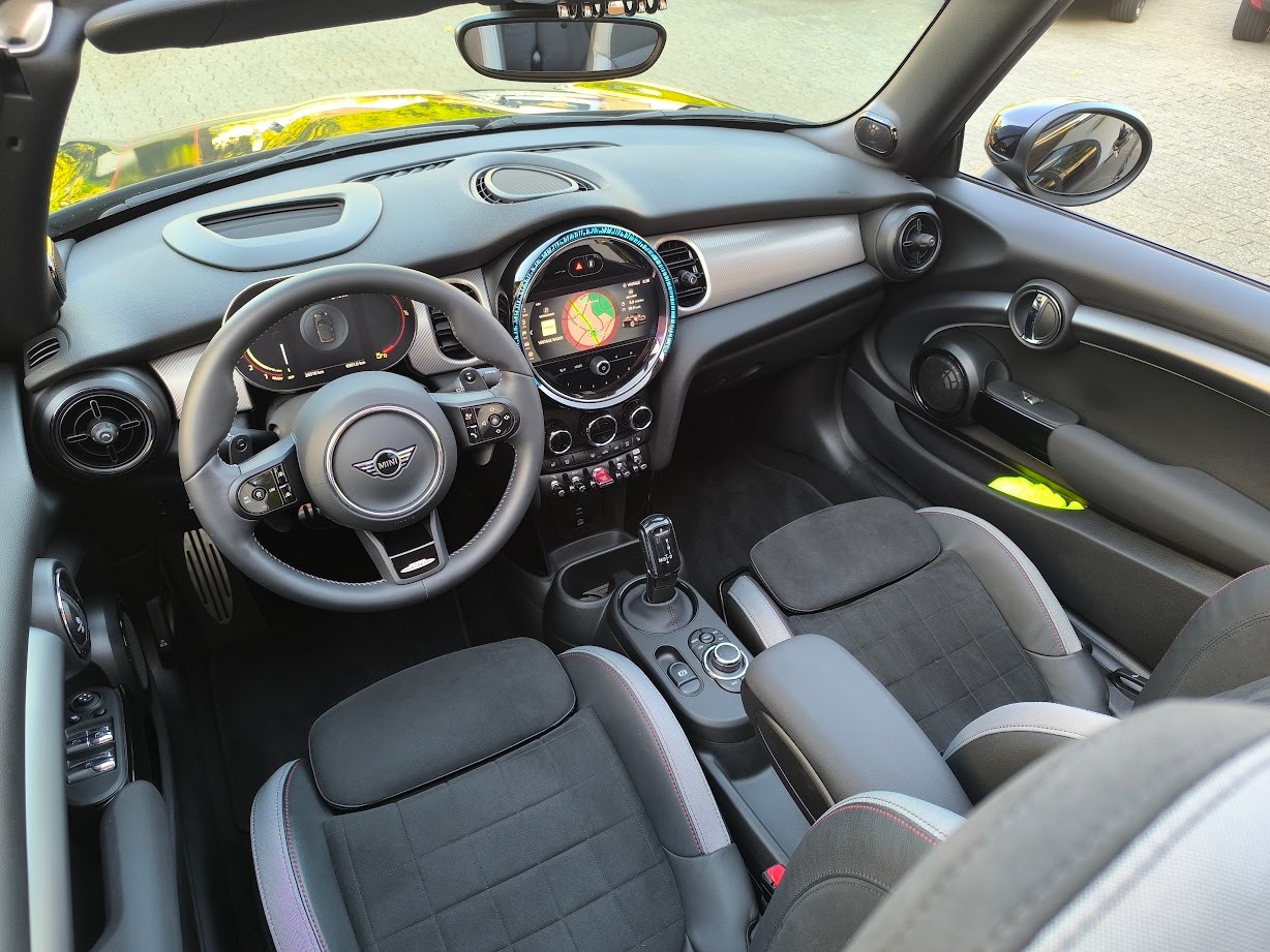 MINI Cooper John Cooper Works Cabriolet Steptronic-image-7