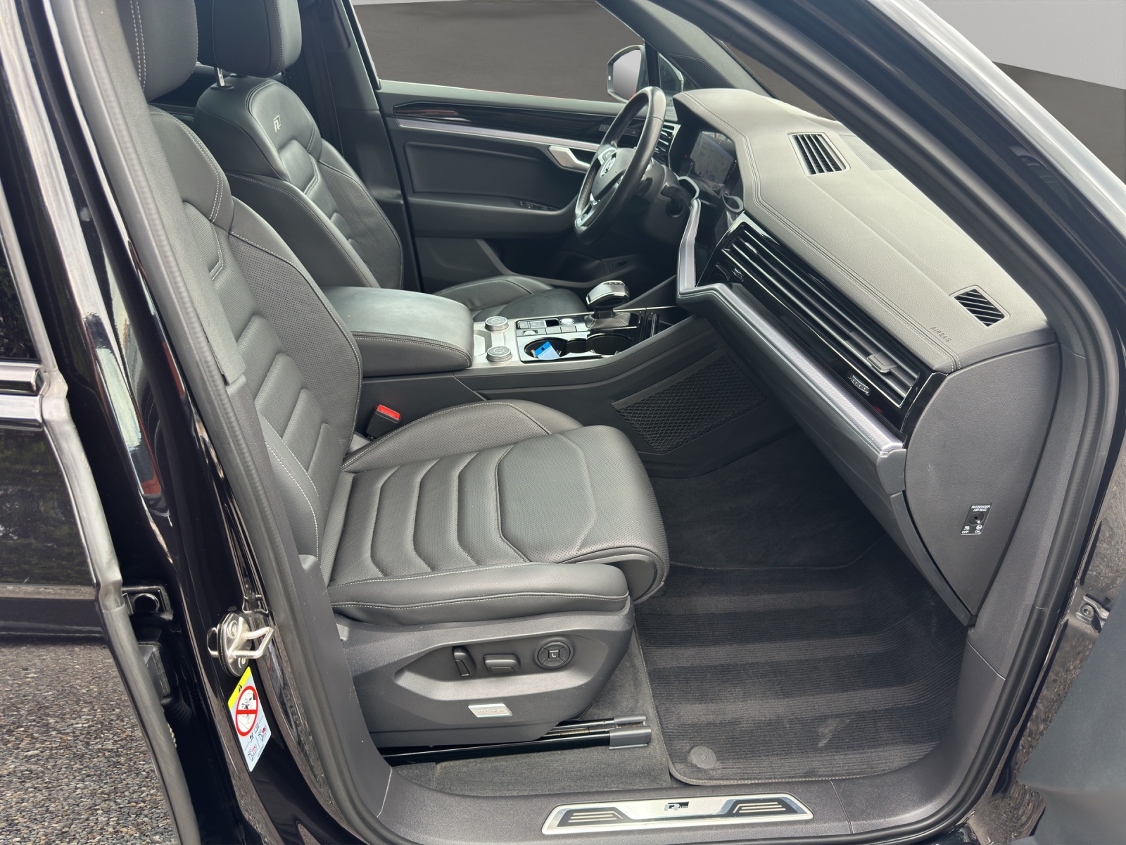 VW Touareg 3.0 TDI R Line Tiptronic-image-27