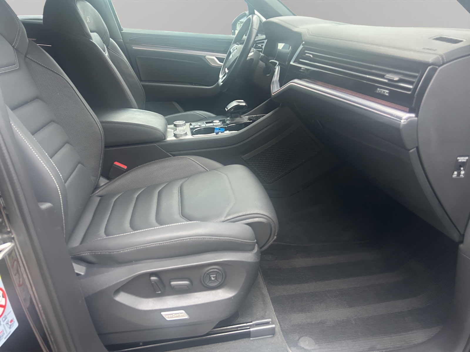 VW Touareg 3.0 TDI R Line Tiptronic-image-13