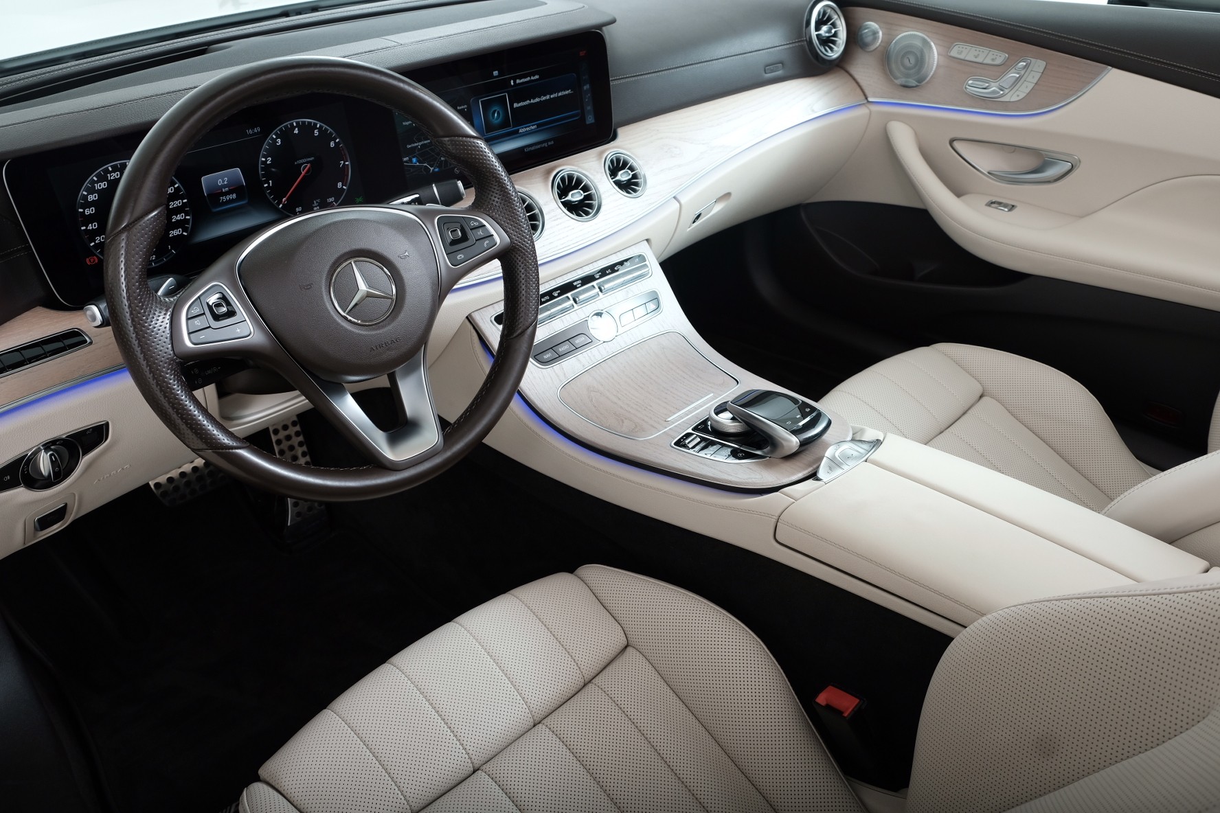 MERCEDES-BENZ E 200 Cabriolet AMG Line 4 Matic 9G-Tronic-image-10