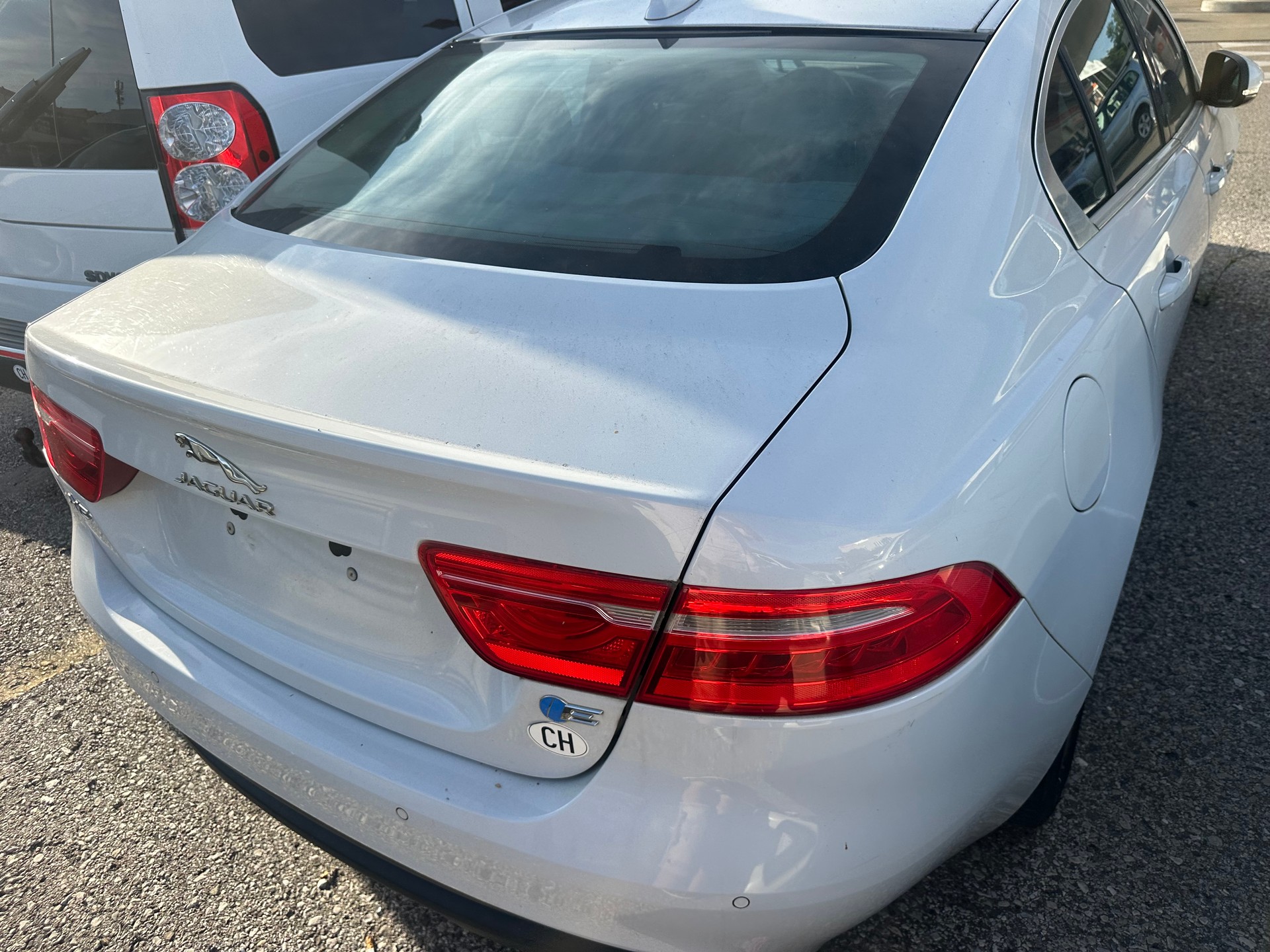 JAGUAR XE E-Performance 20d Pure Automat-image-13