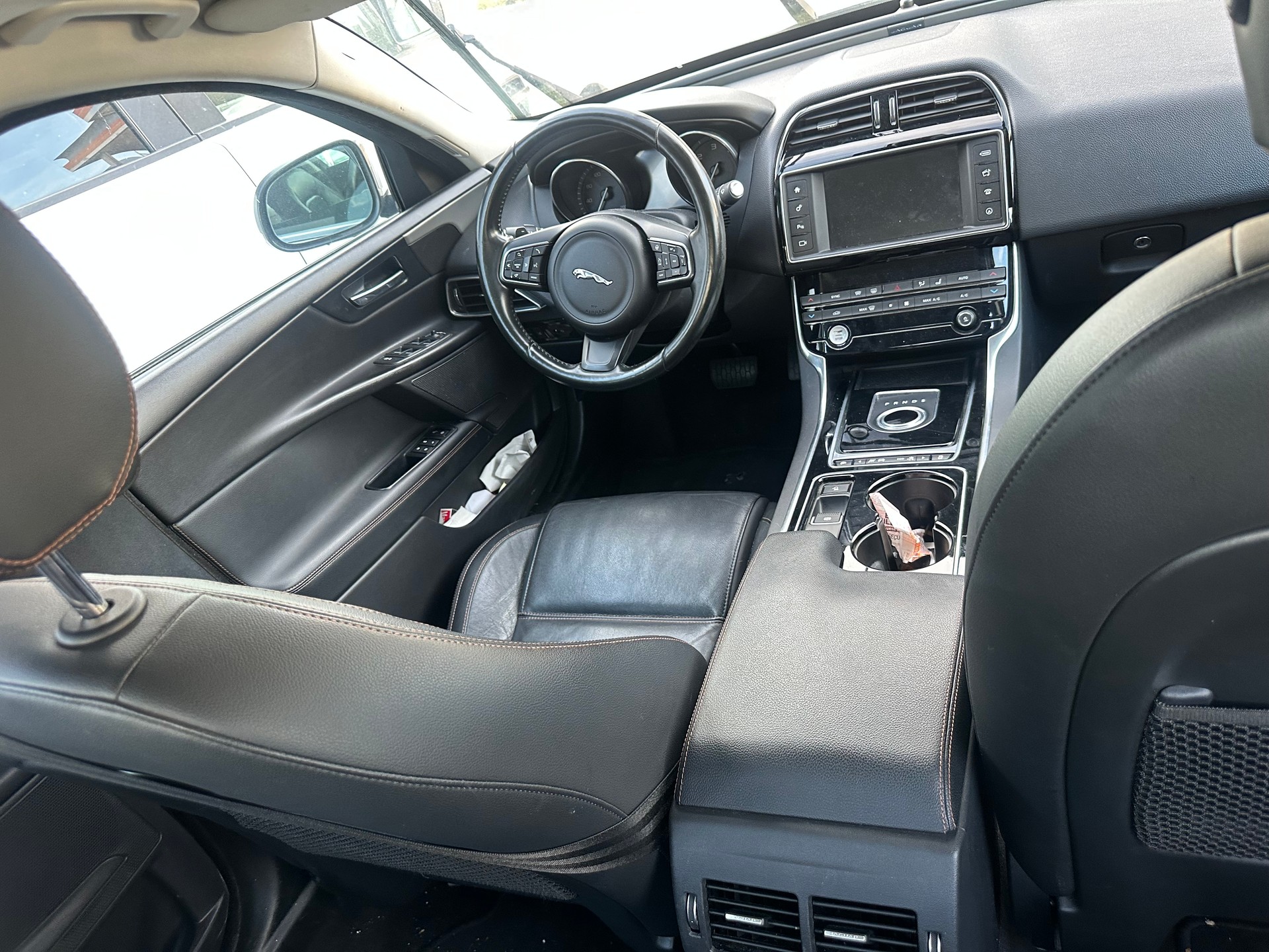 JAGUAR XE E-Performance 20d Pure Automat-image-3