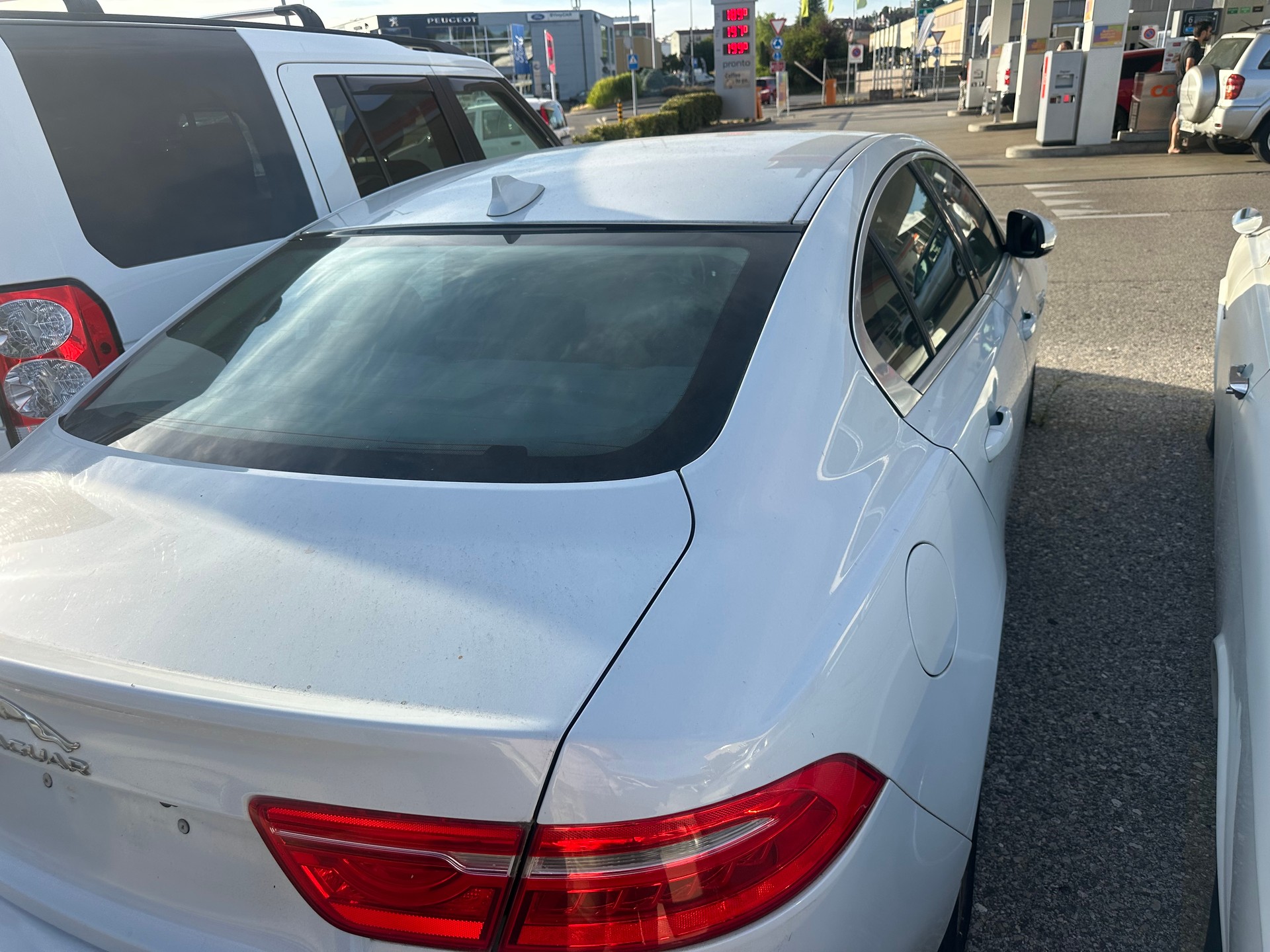 JAGUAR XE E-Performance 20d Pure Automat-image-10