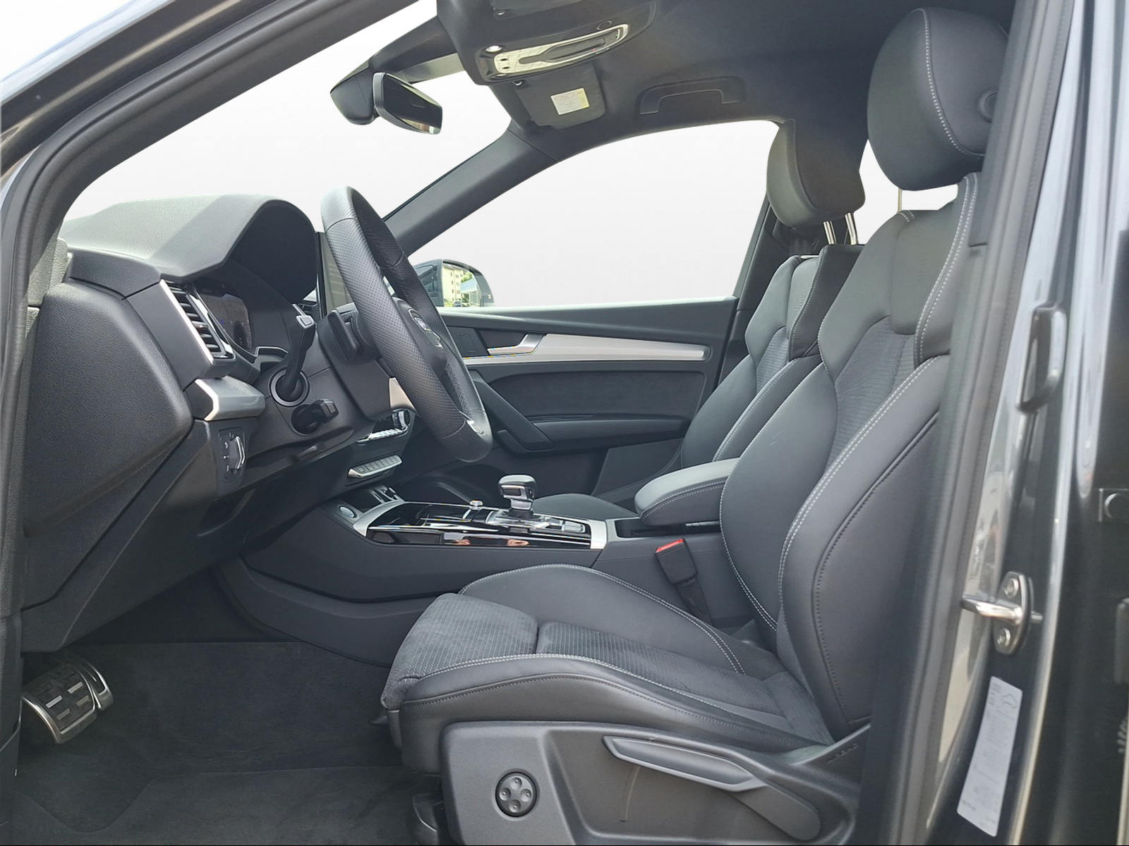 AUDI Q5 40 TDI Black Edition quattro S-tronic-image-6