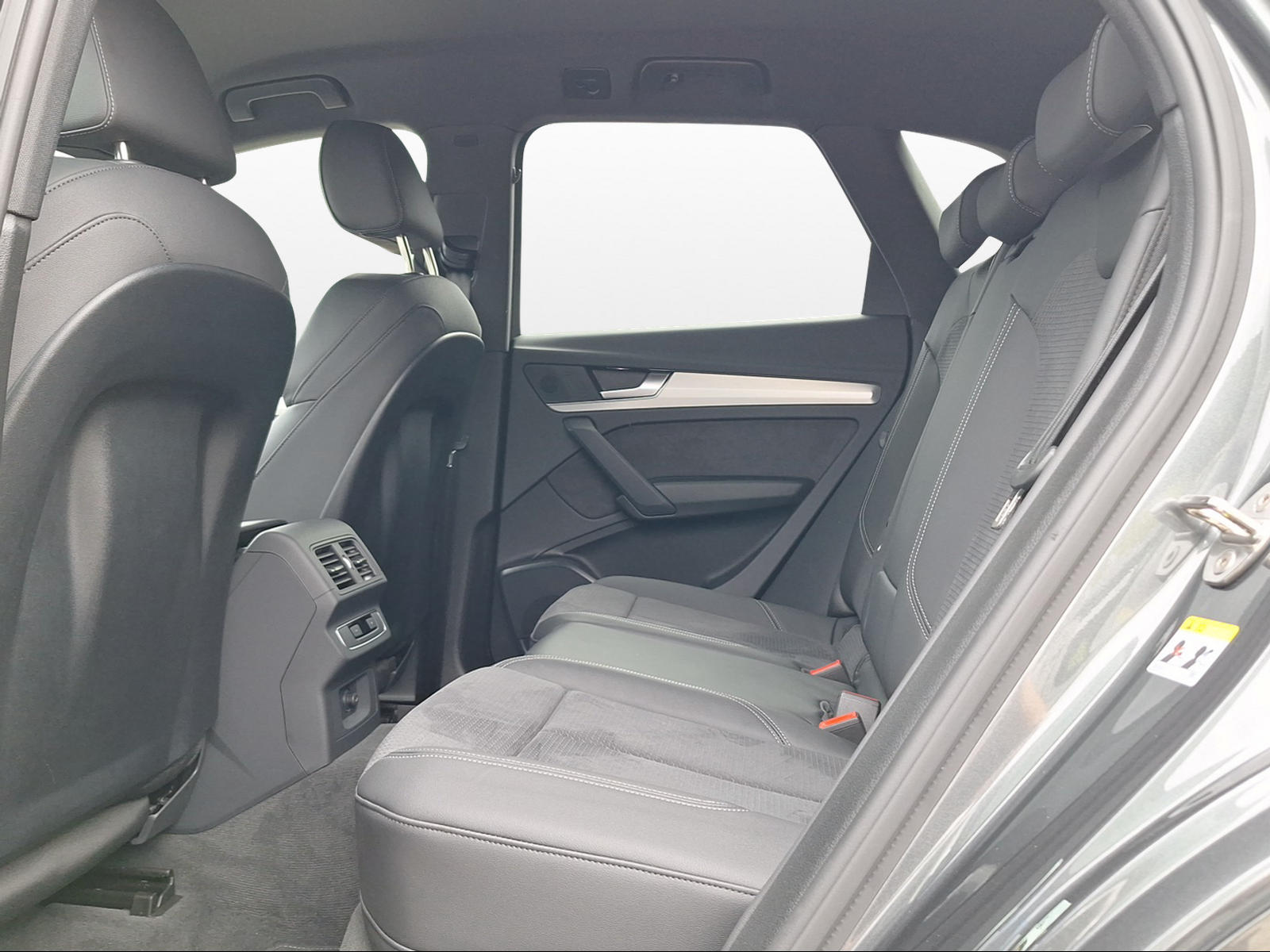 AUDI Q5 40 TDI Black Edition quattro S-tronic-image-10