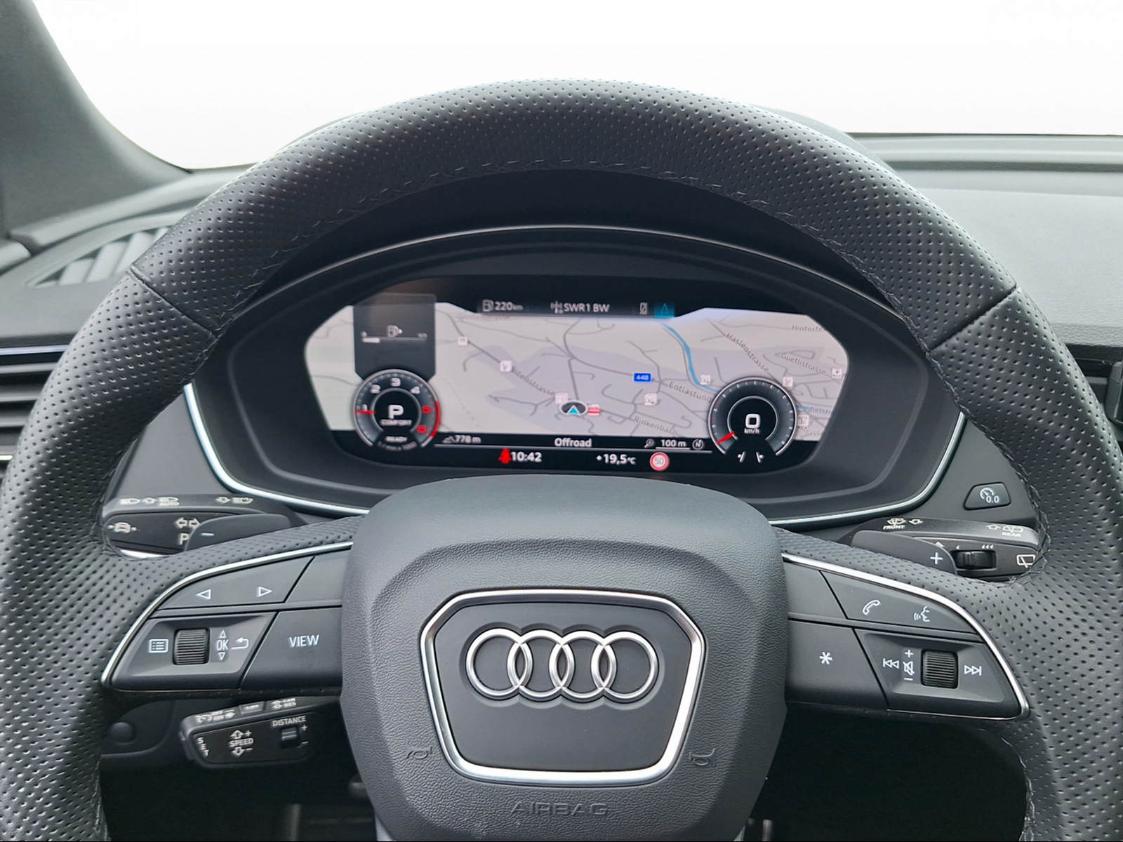 AUDI Q5 40 TDI Black Edition quattro S-tronic-image-4