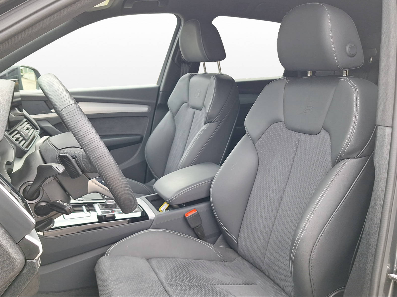 AUDI Q5 40 TDI Black Edition quattro S-tronic-image-7