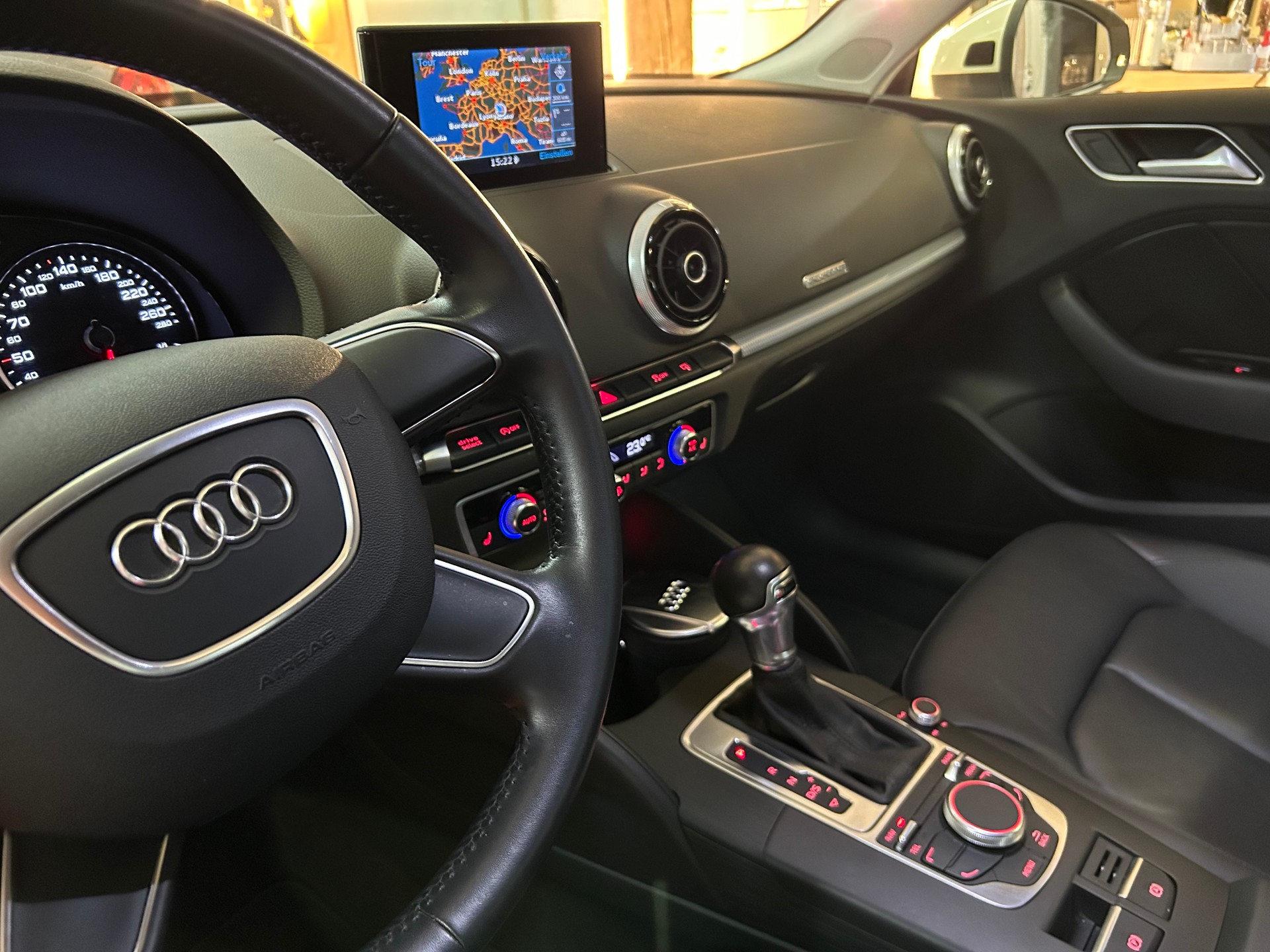 AUDI A3 Sportback 1.8 TFSI Ambiente quattro S-tronic-image-6