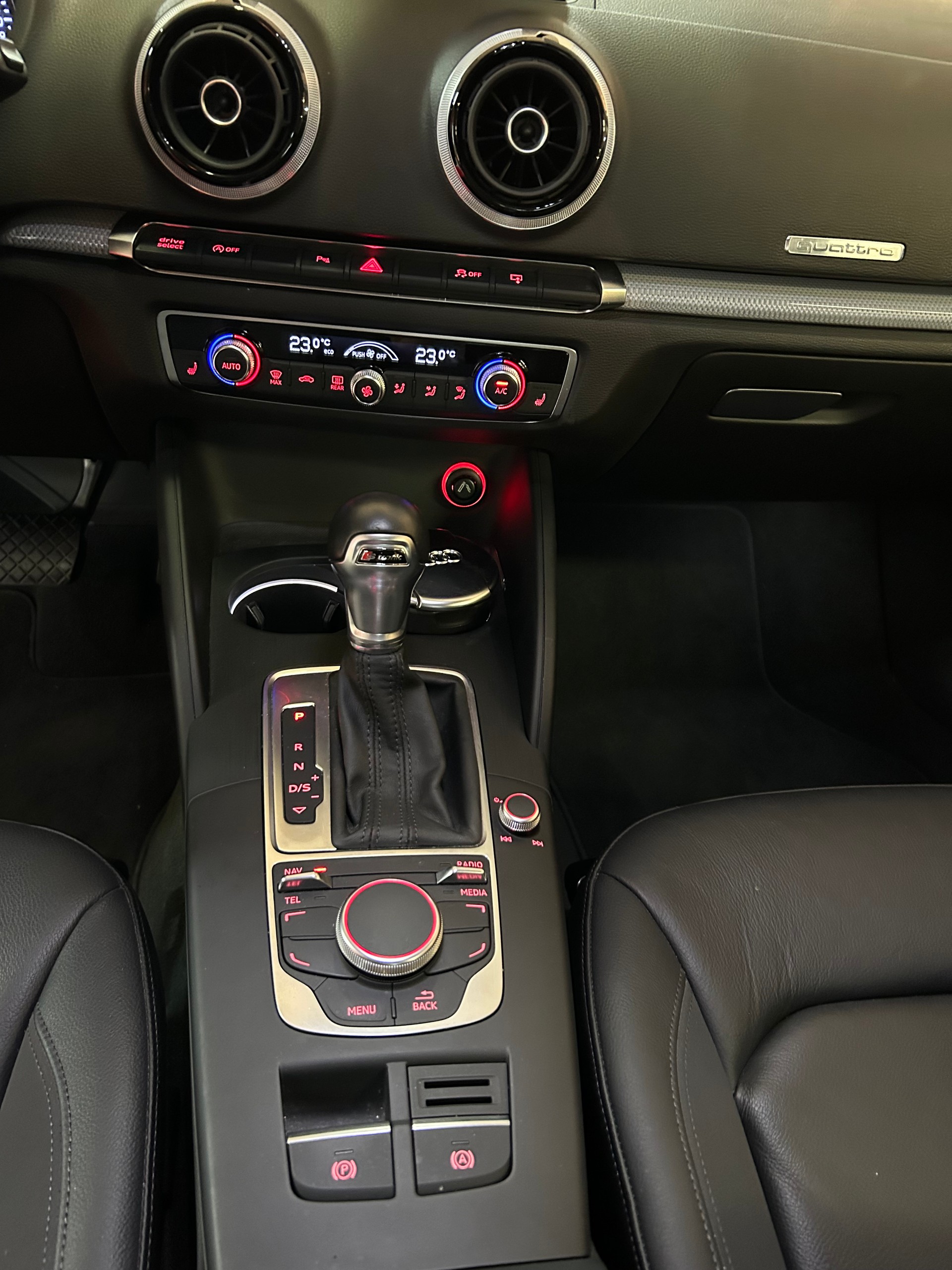 AUDI A3 Sportback 1.8 TFSI Ambiente quattro S-tronic-image-10