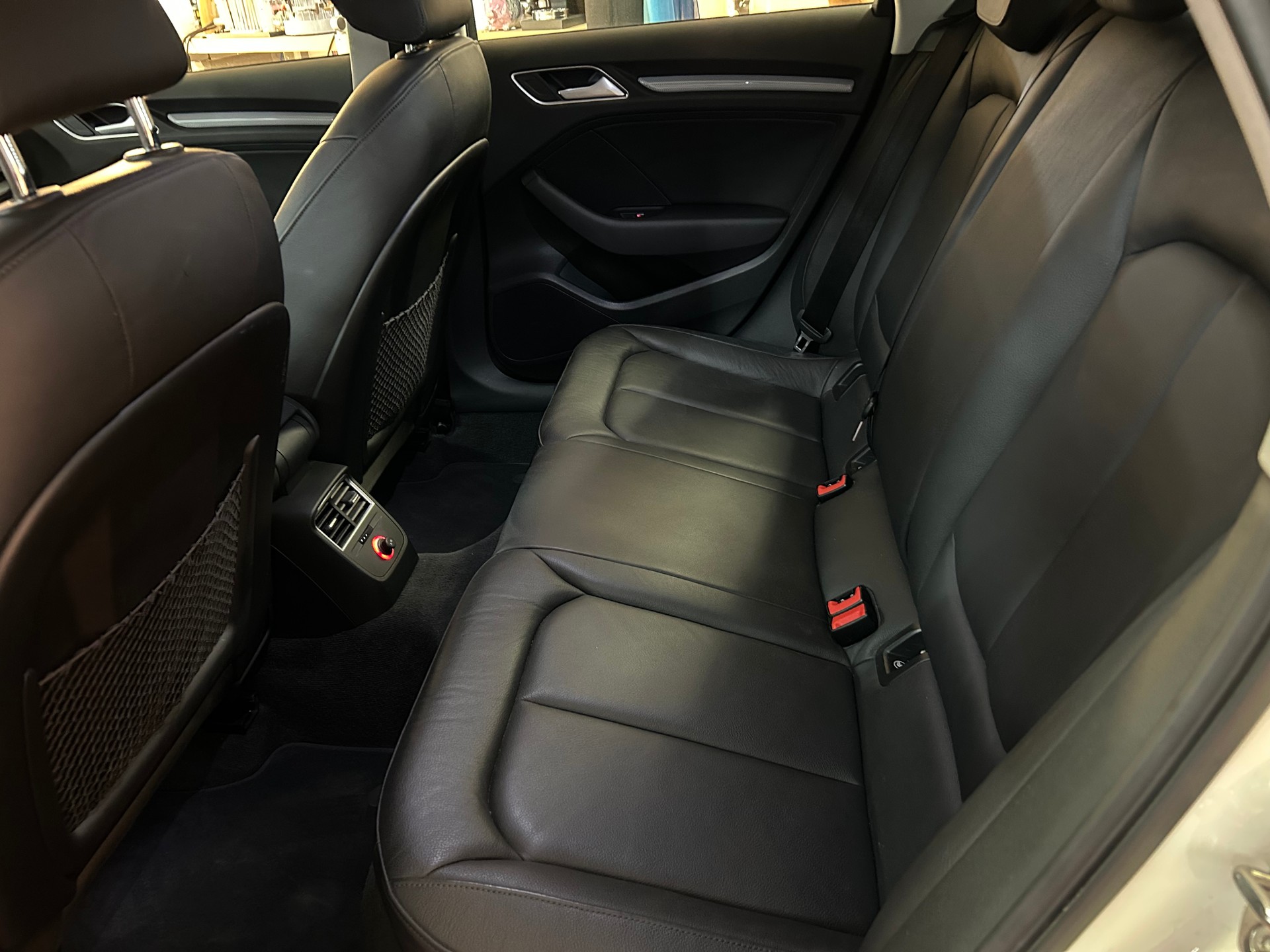 AUDI A3 Sportback 1.8 TFSI Ambiente quattro S-tronic-image-8
