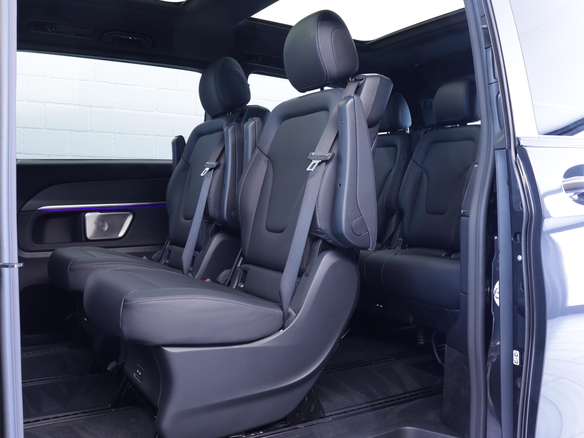 MERCEDES-BENZ V 300 d Swiss Ed. lang 4matic Van-image-9