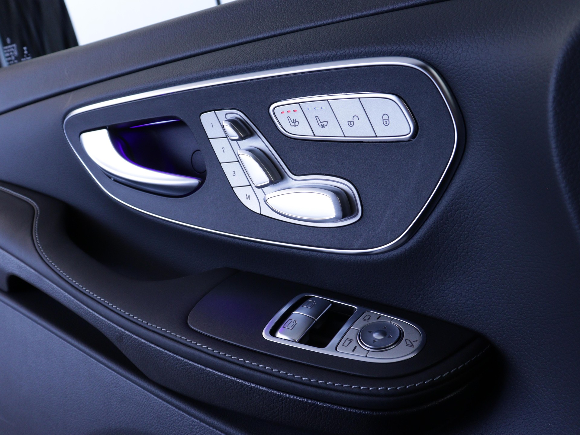 MERCEDES-BENZ V 300 d Swiss Ed. lang 4matic Van-image-8