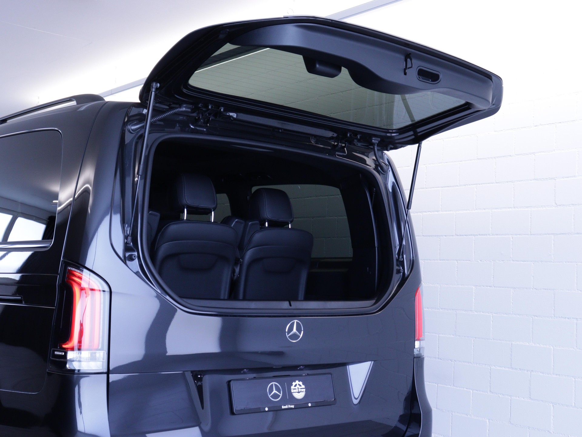 MERCEDES-BENZ V 300 d Swiss Ed. lang 4matic Van-image-13