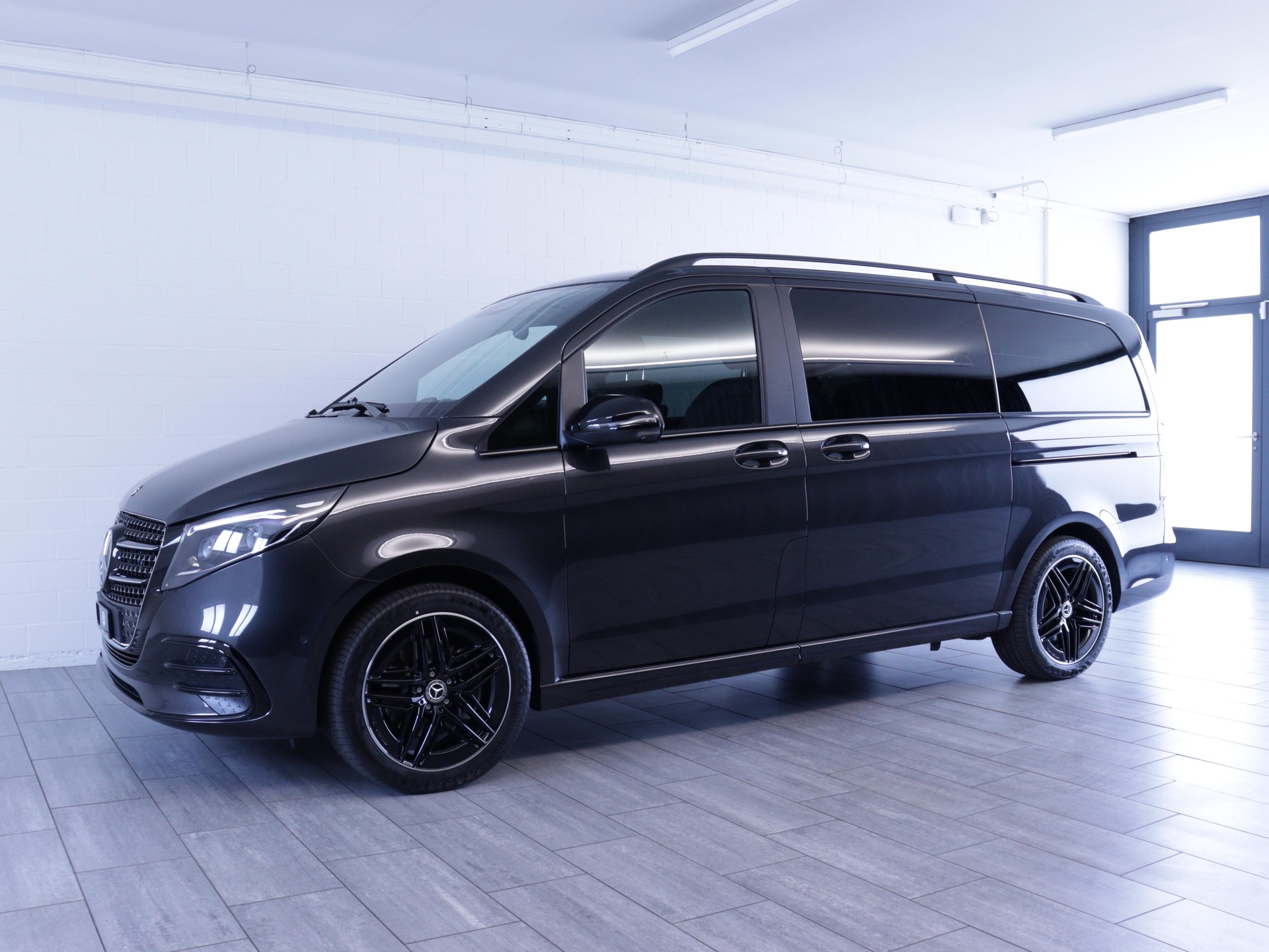 MERCEDES-BENZ V 300 d Swiss Ed. lang 4matic Van-image-1