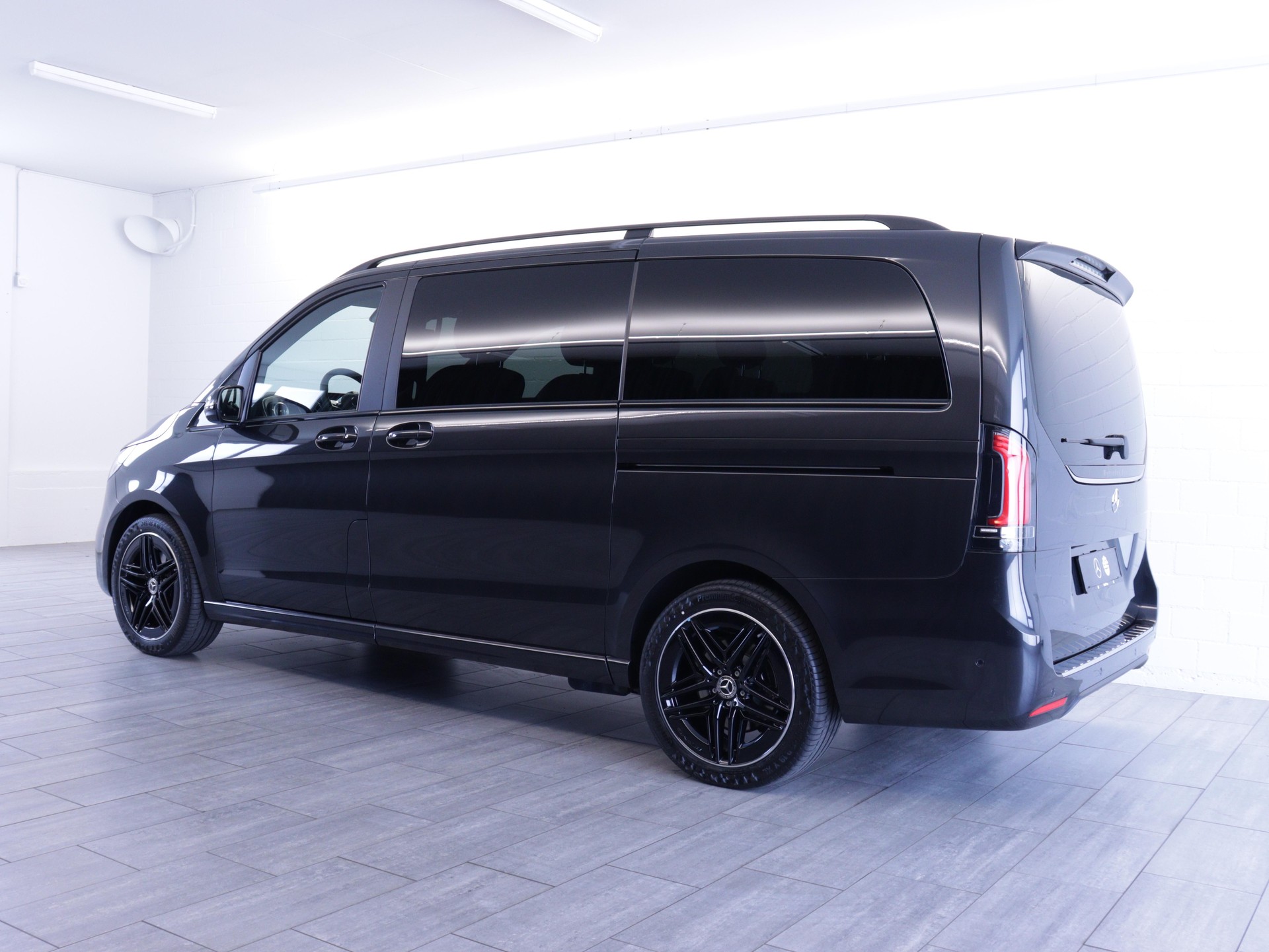 MERCEDES-BENZ V 300 d Swiss Ed. lang 4matic Van-image-2