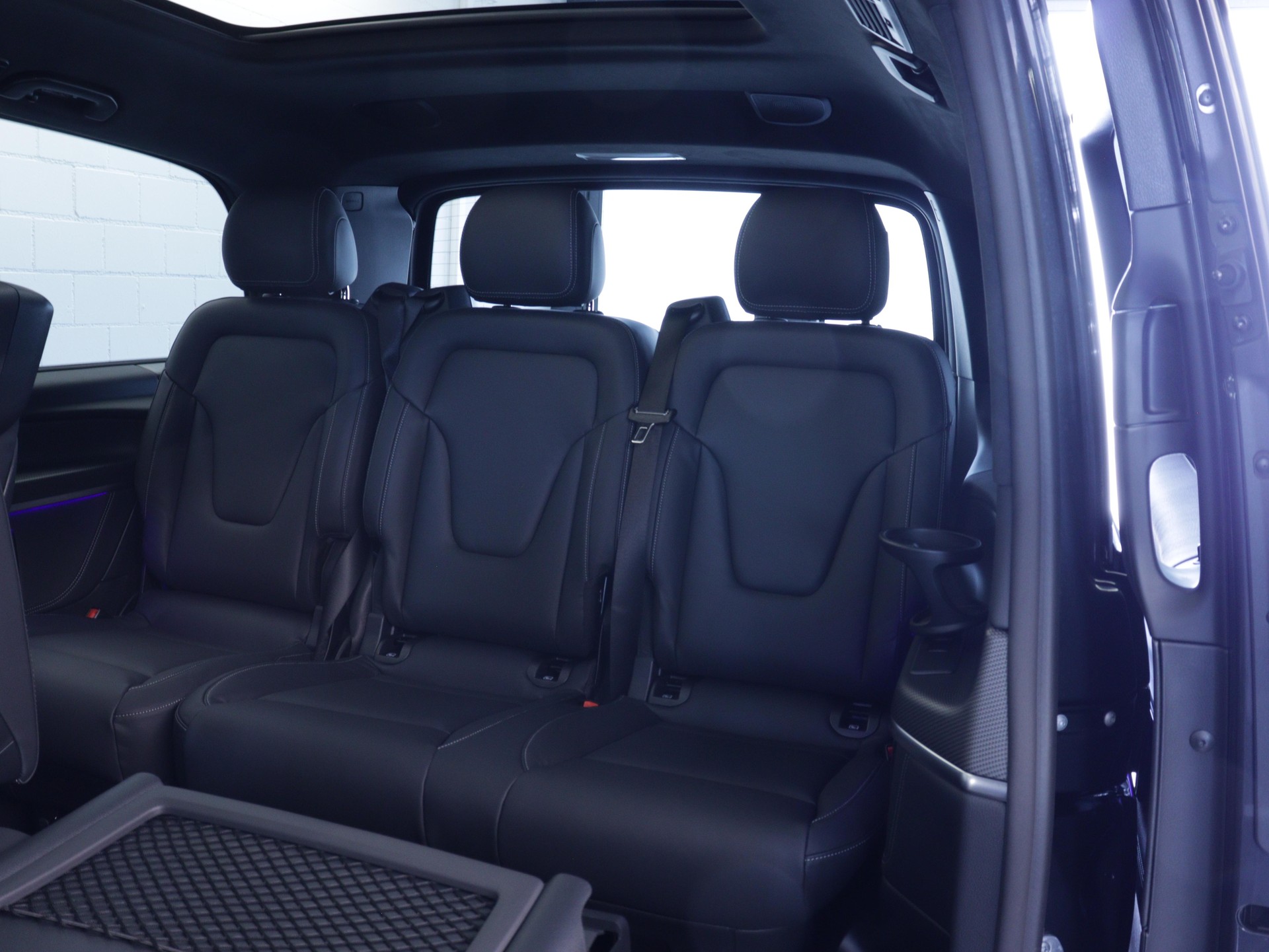 MERCEDES-BENZ V 300 d Swiss Ed. lang 4matic Van-image-10