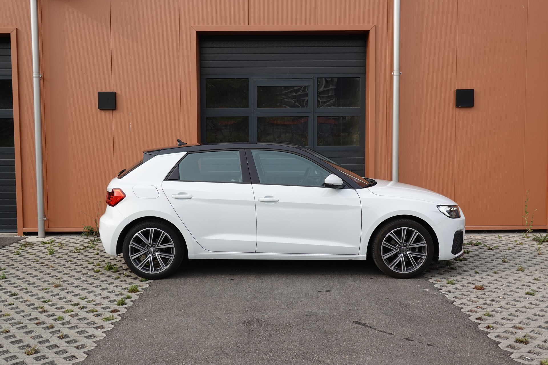 AUDI A1 Sportback 30 TFSI S Line S-tronic - "CH Auto * S-Line Inté & Exté * Service Gratuit * Jantes 17 * Temp. Adapt"-image-3