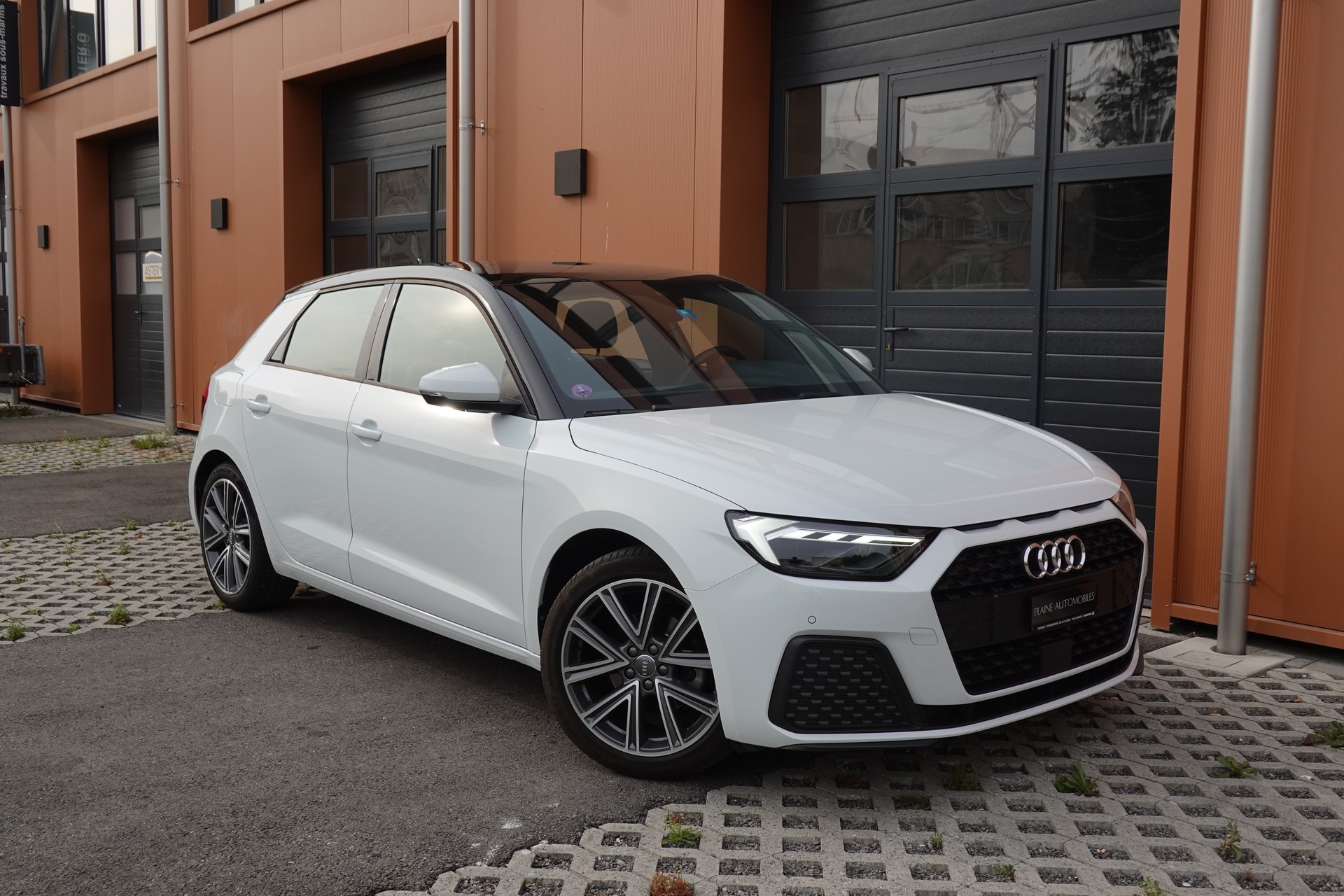 AUDI A1 Sportback 30 TFSI S Line S-tronic - "CH Auto * S-Line Inté & Exté * Service Gratuit * Jantes 17 * Temp. Adapt"-image-5