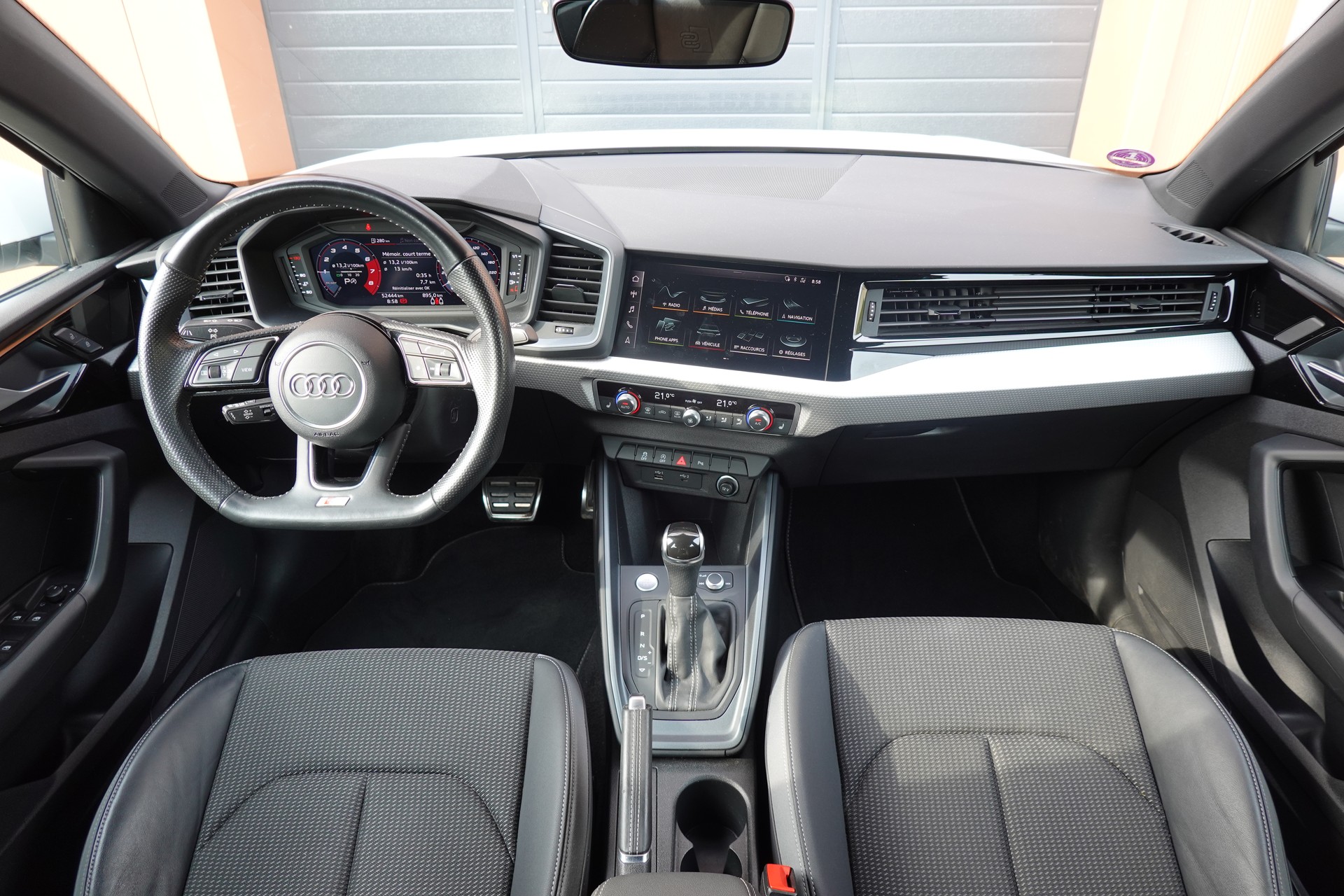 AUDI A1 Sportback 30 TFSI S Line S-tronic - "CH Auto * S-Line Inté & Exté * Service Gratuit * Jantes 17 * Temp. Adapt"-image-10