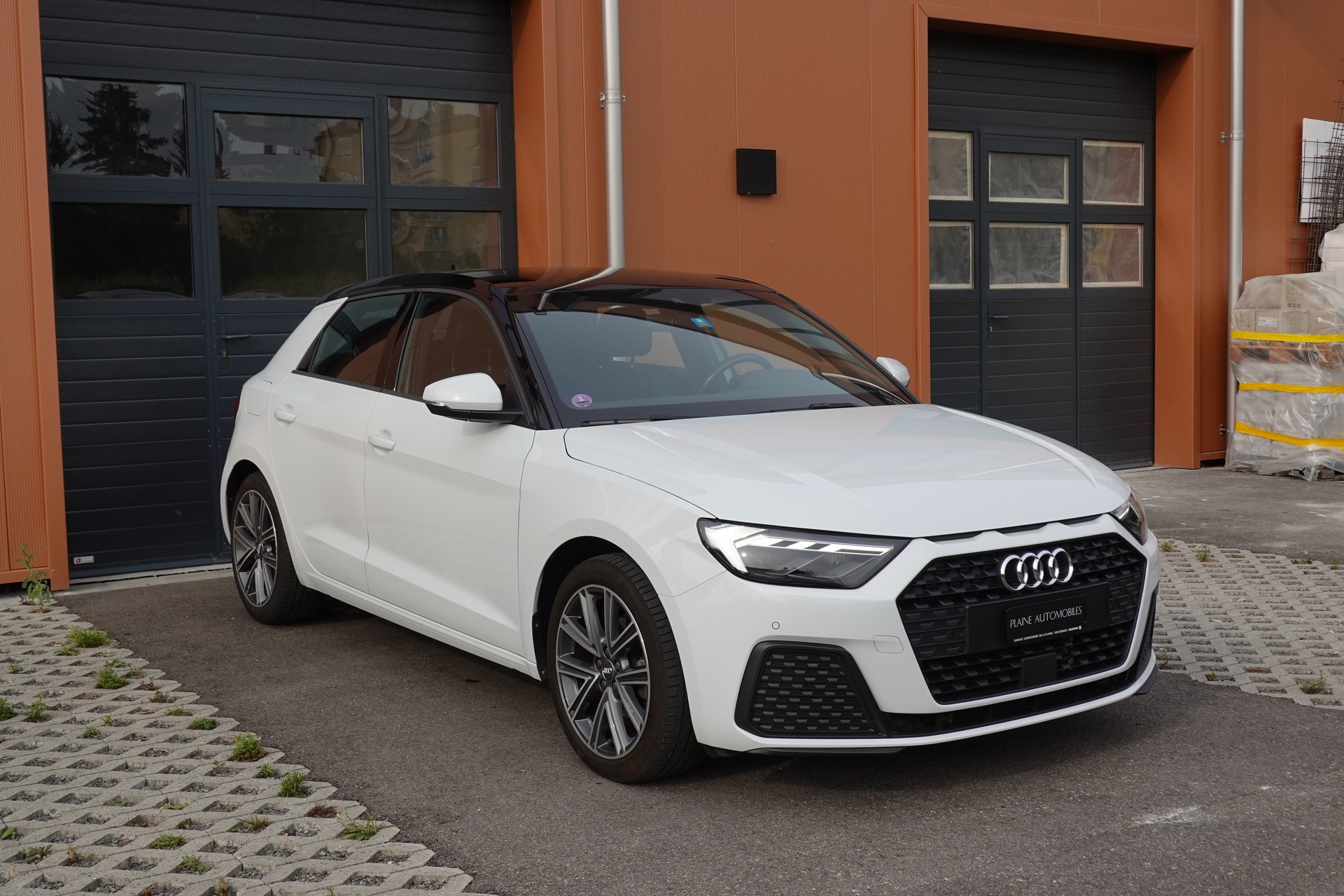 AUDI A1 Sportback 30 TFSI S Line S-tronic - "CH Auto * S-Line Inté & Exté * Service Gratuit * Jantes 17 * Temp. Adapt"-image-2