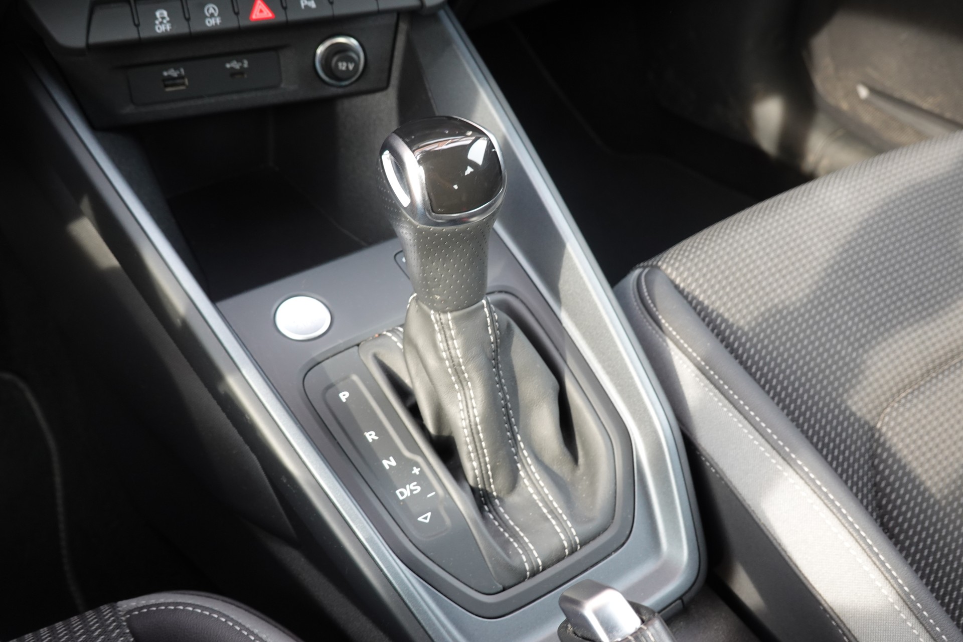 AUDI A1 Sportback 30 TFSI S Line S-tronic - "CH Auto * S-Line Inté & Exté * Service Gratuit * Jantes 17 * Temp. Adapt"-image-16