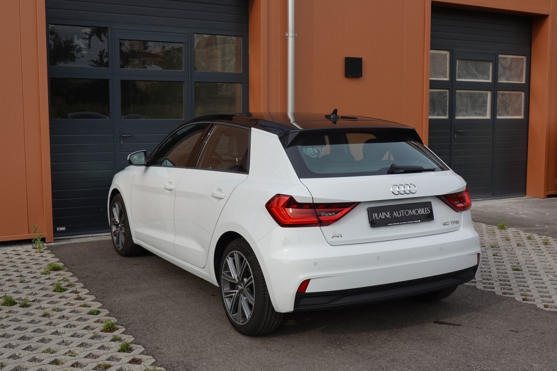 AUDI A1 Sportback 30 TFSI S Line S-tronic - "CH Auto * S-Line Inté & Exté * Service Gratuit * Jantes 17 * Temp. Adapt"-image-9