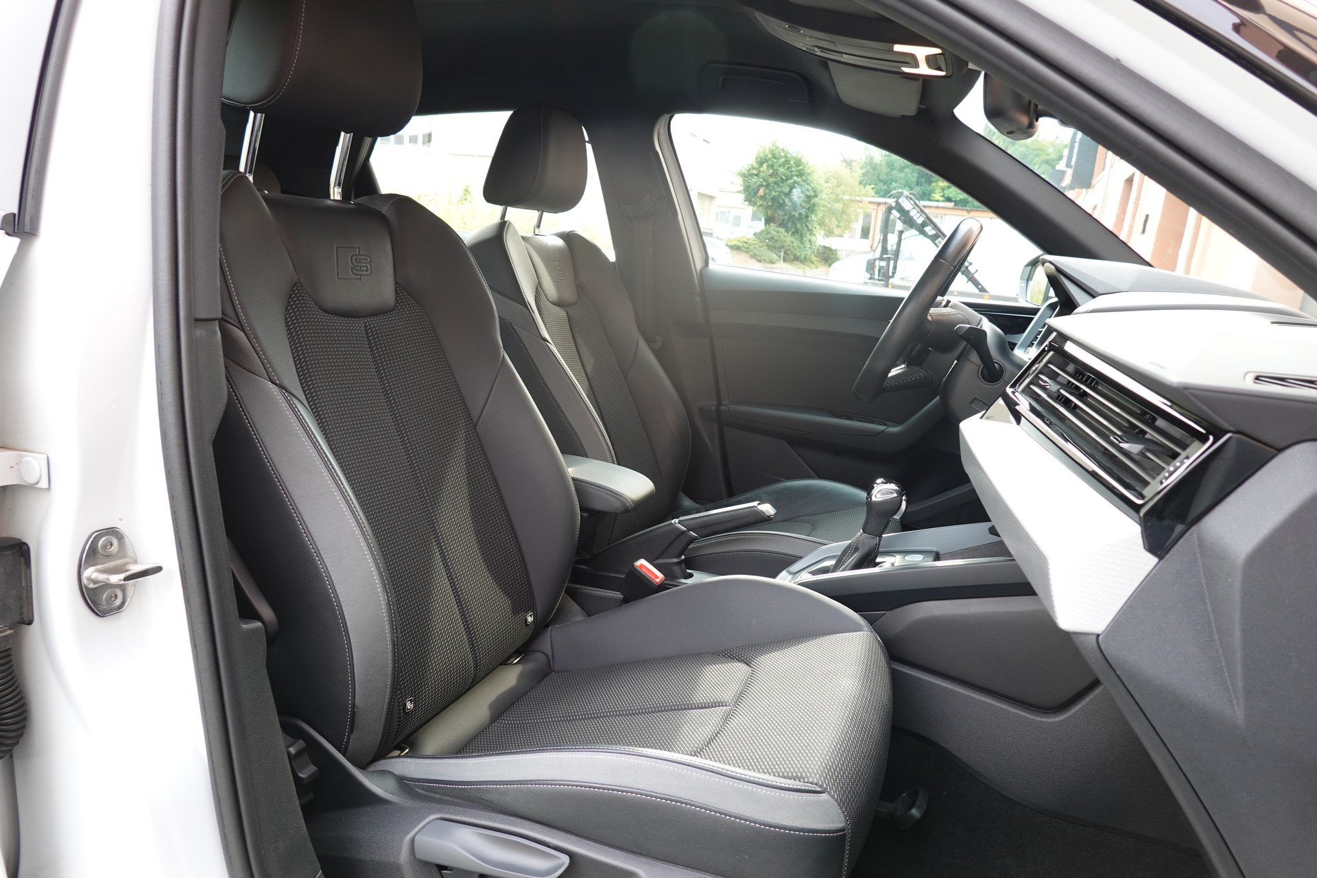 AUDI A1 Sportback 30 TFSI S Line S-tronic - "CH Auto * S-Line Inté & Exté * Service Gratuit * Jantes 17 * Temp. Adapt"-image-21