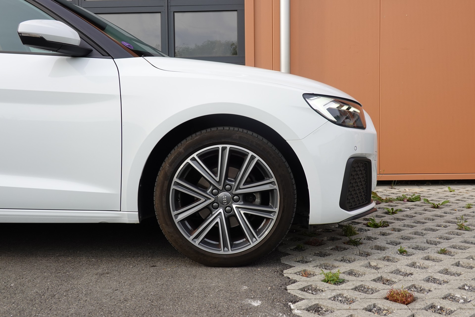 AUDI A1 Sportback 30 TFSI S Line S-tronic - "CH Auto * S-Line Inté & Exté * Service Gratuit * Jantes 17 * Temp. Adapt"-image-4