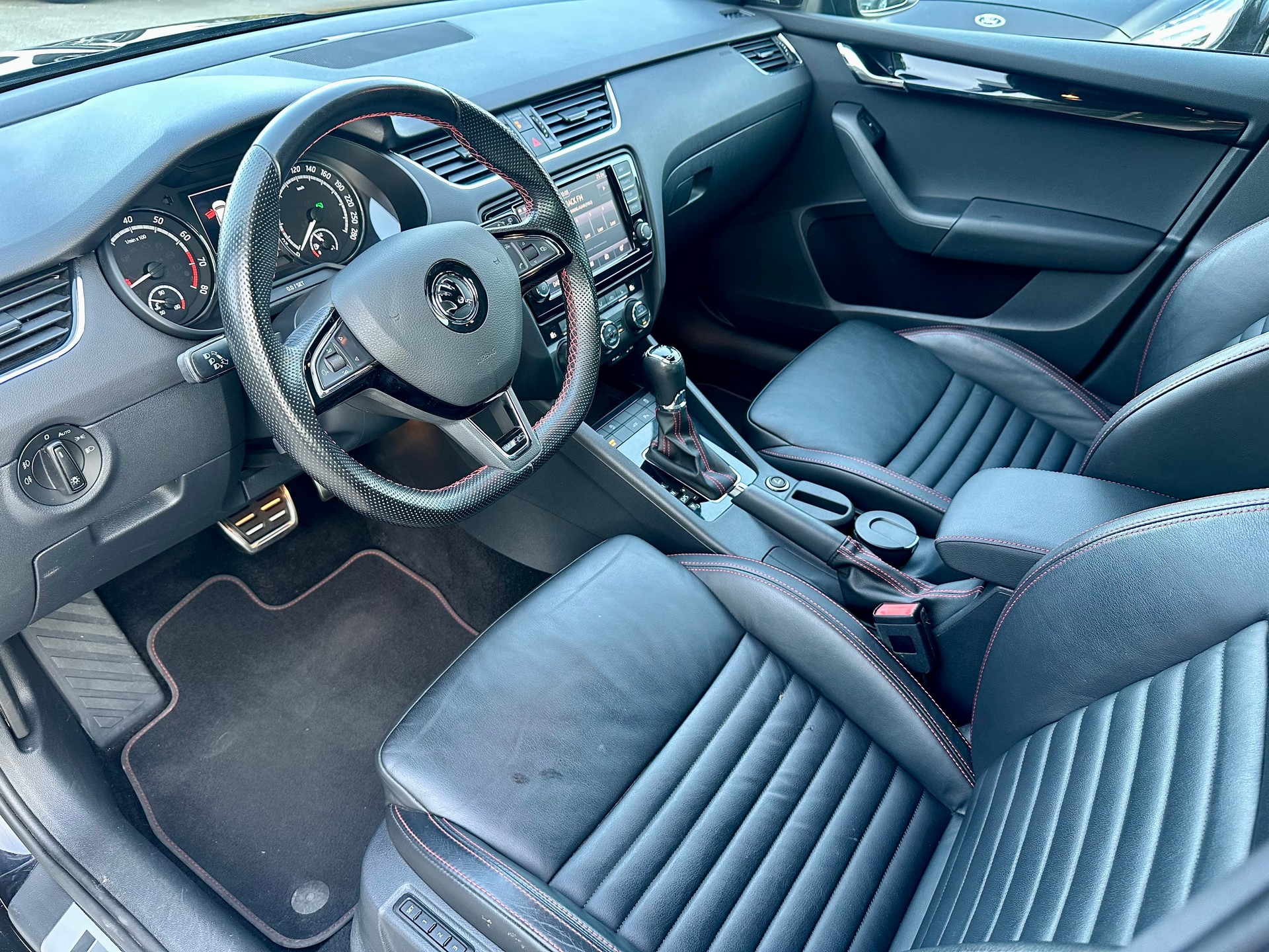 SKODA Octavia Combi 2.0 TSI RS 230 DSG-image-8