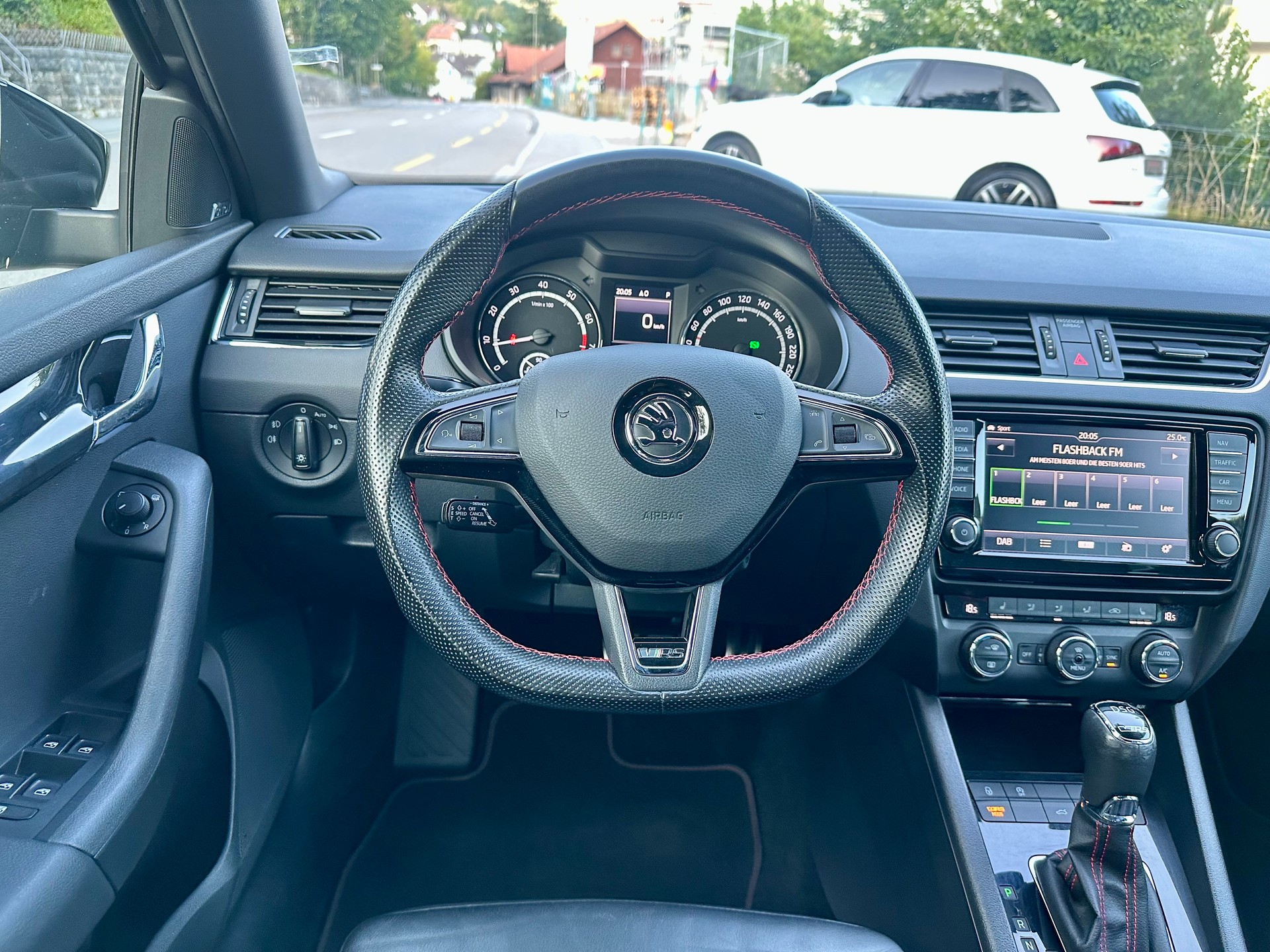 SKODA Octavia Combi 2.0 TSI RS 230 DSG-image-12
