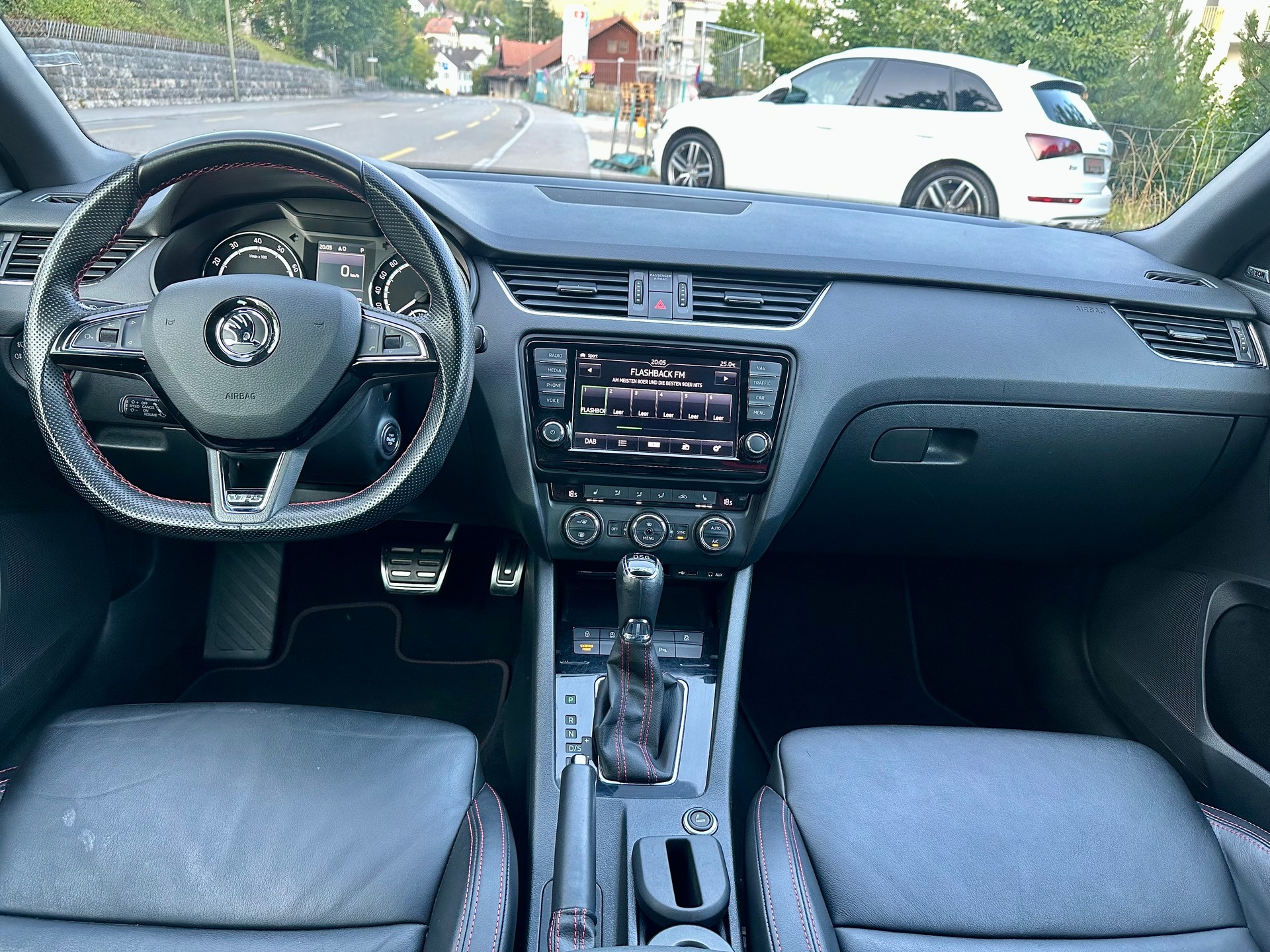 SKODA Octavia Combi 2.0 TSI RS 230 DSG-image-13