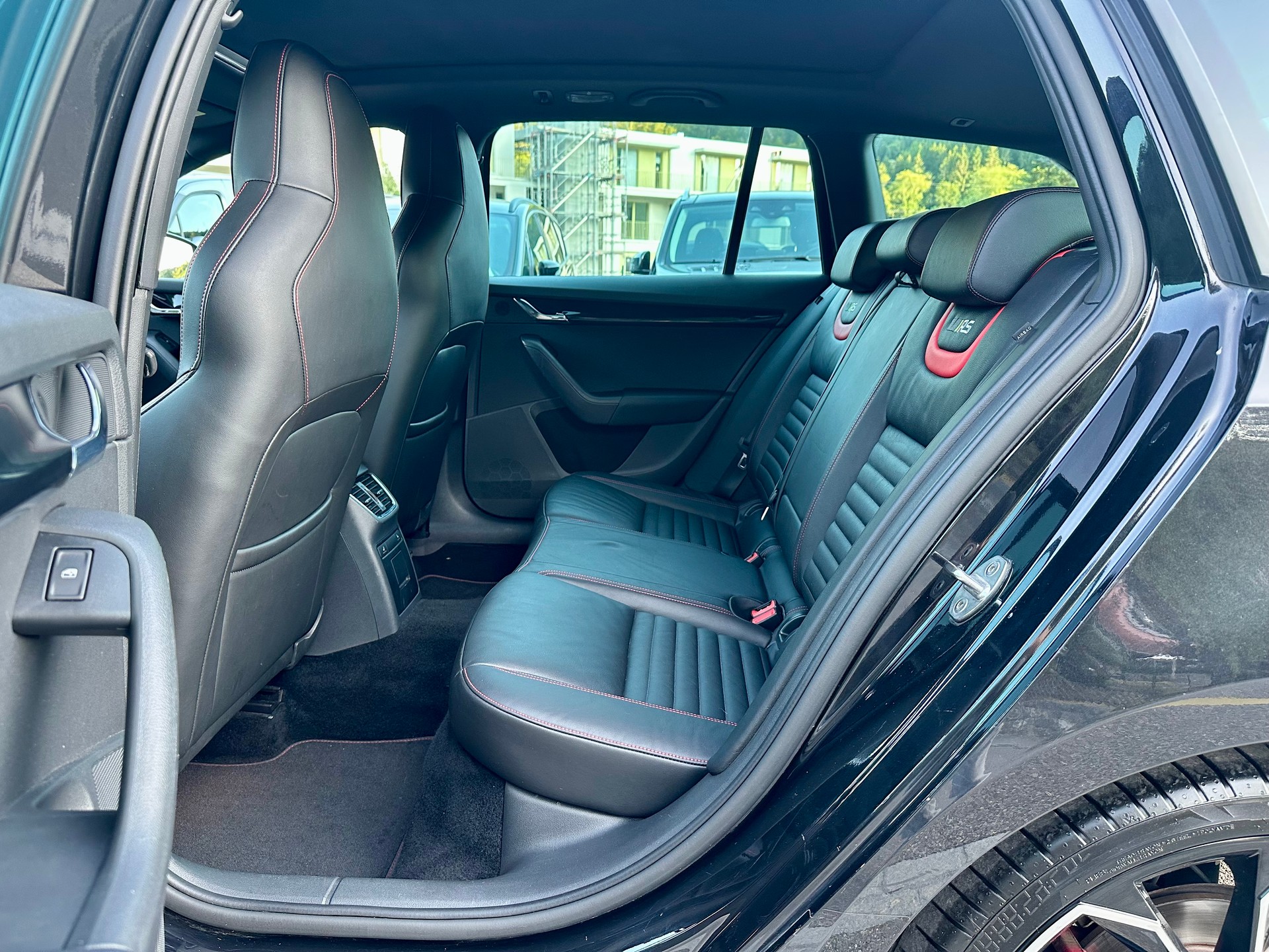 SKODA Octavia Combi 2.0 TSI RS 230 DSG-image-16